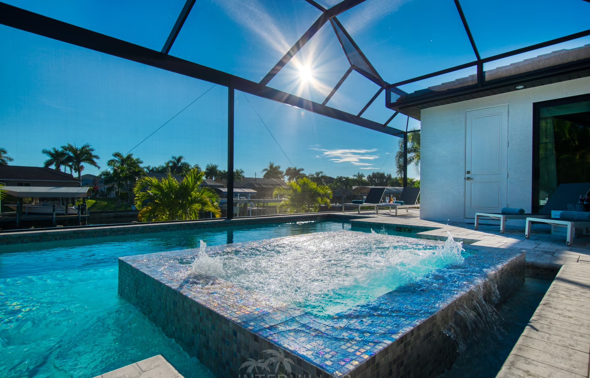 Südseitiger Pool mit Spa/Jacuzzi und Blick auf den Kanal.