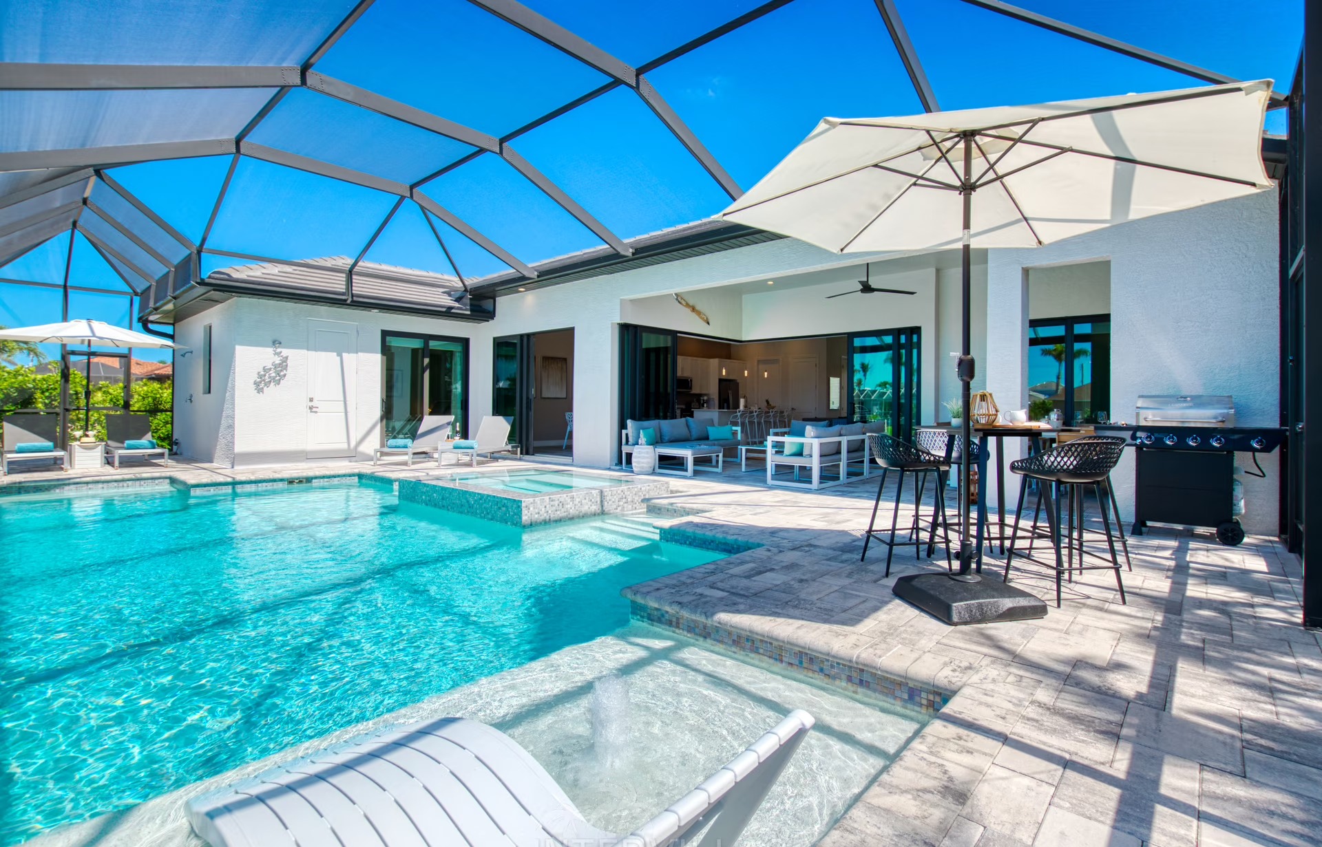 Südseitiger Pool mit Spa/Jacuzzi und Blick auf den Kanal.