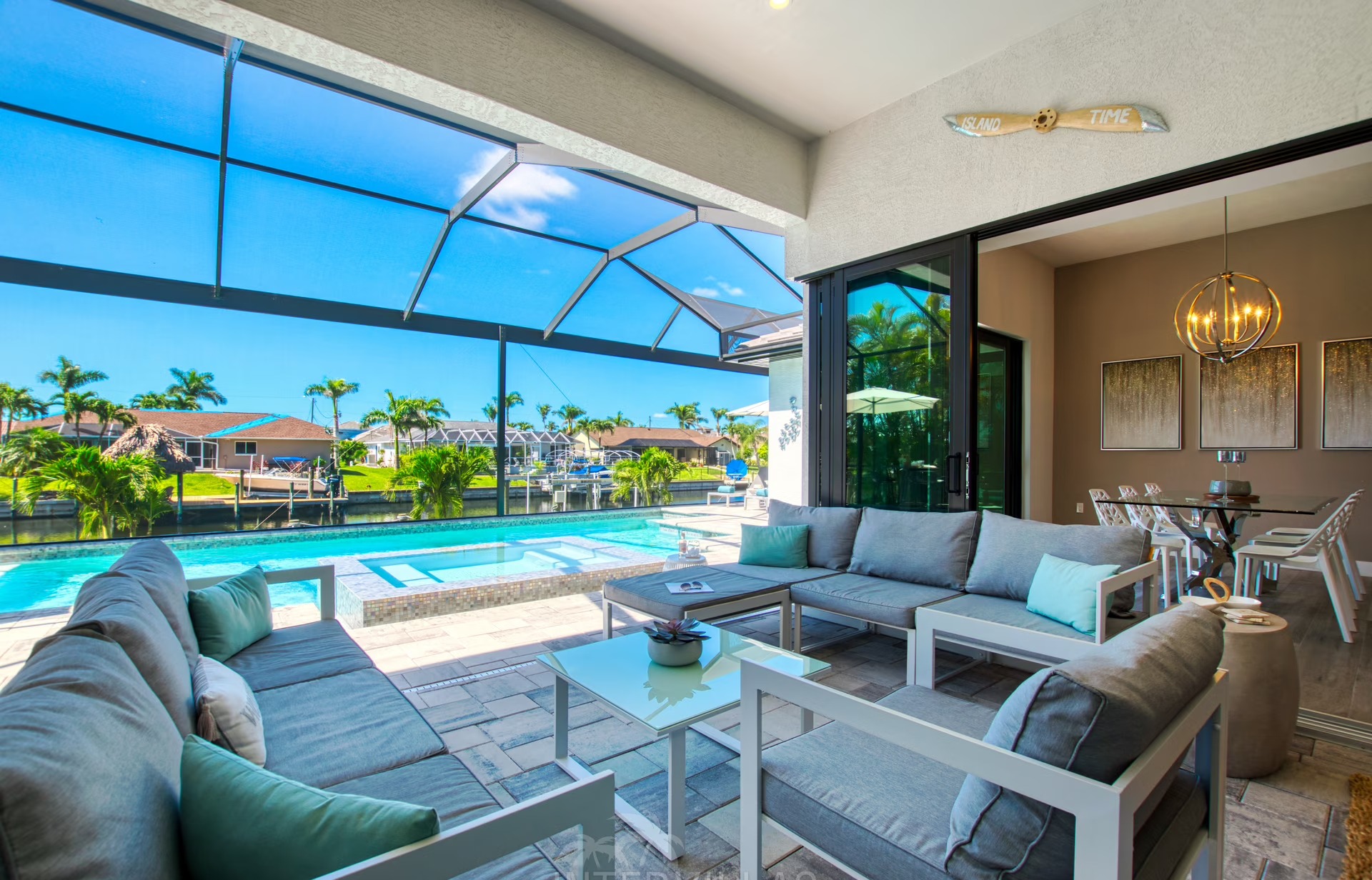 Südseitiger Pool mit Spa/Jacuzzi und Blick auf den Kanal.