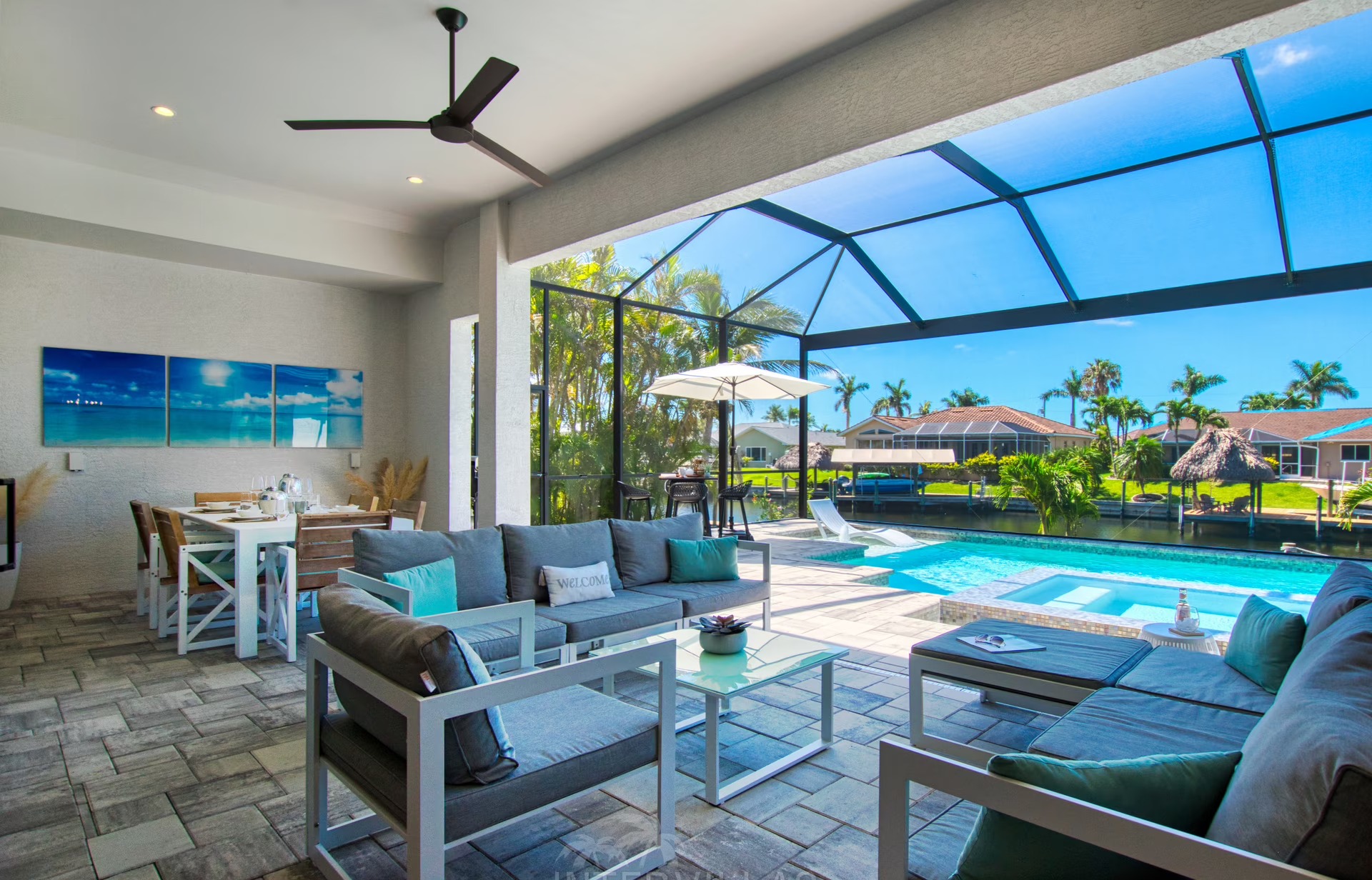 Südseitiger Pool mit integriertem Spa und Blick auf den Kanal