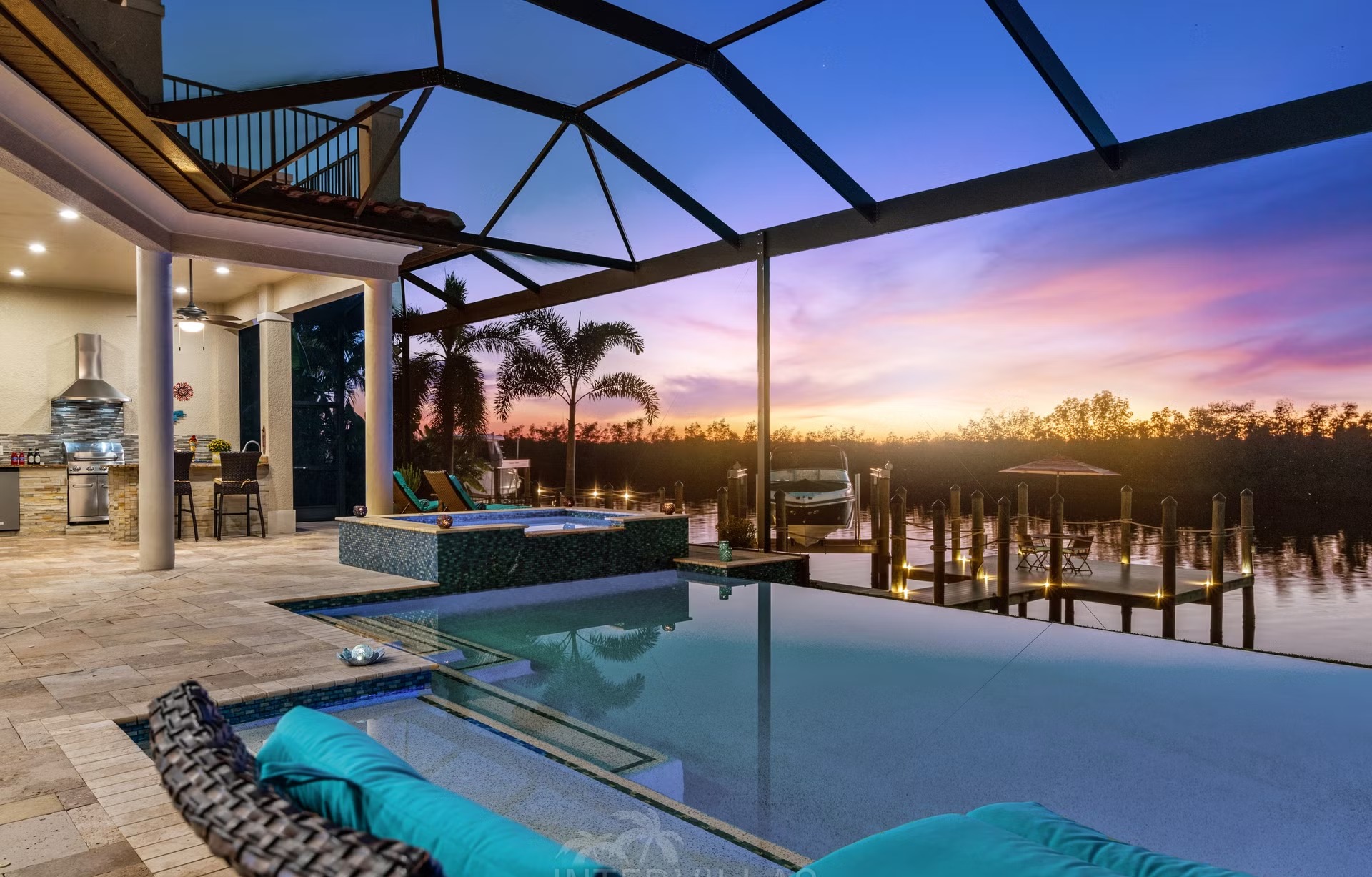 Salzwasserpool mit Spa/Jacuzzi, Tiki-Hut und überdachtem Sitzbereich am Wasser.