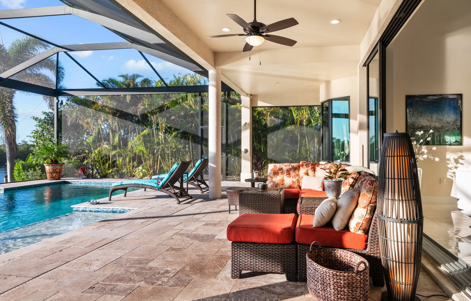 Salzwasserpool mit Spa am Kanal und überdachtem Sitzbereich.