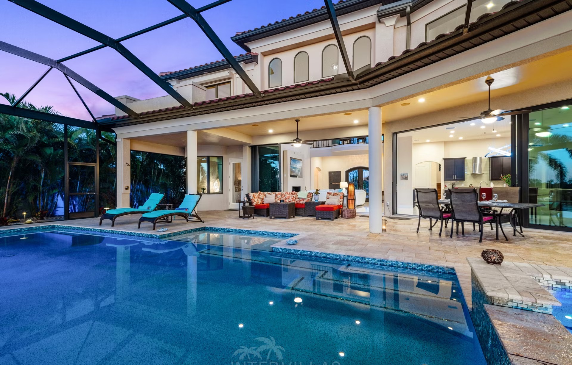 Salzwasserpool mit Spa und Sitzbereich am Kanal.