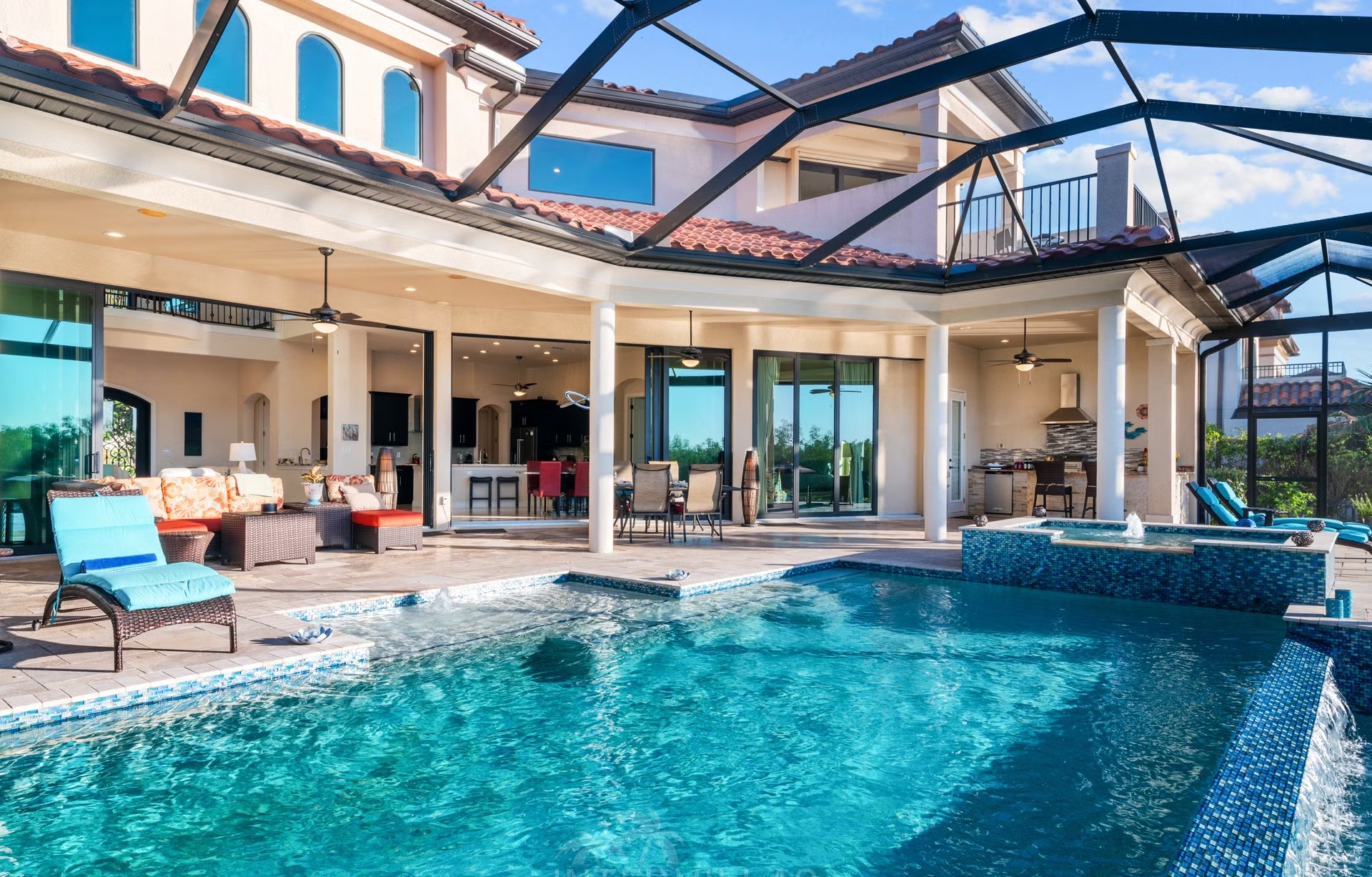 Salzwasserpool mit Spa am Kanal und überdachtem Sitzbereich.