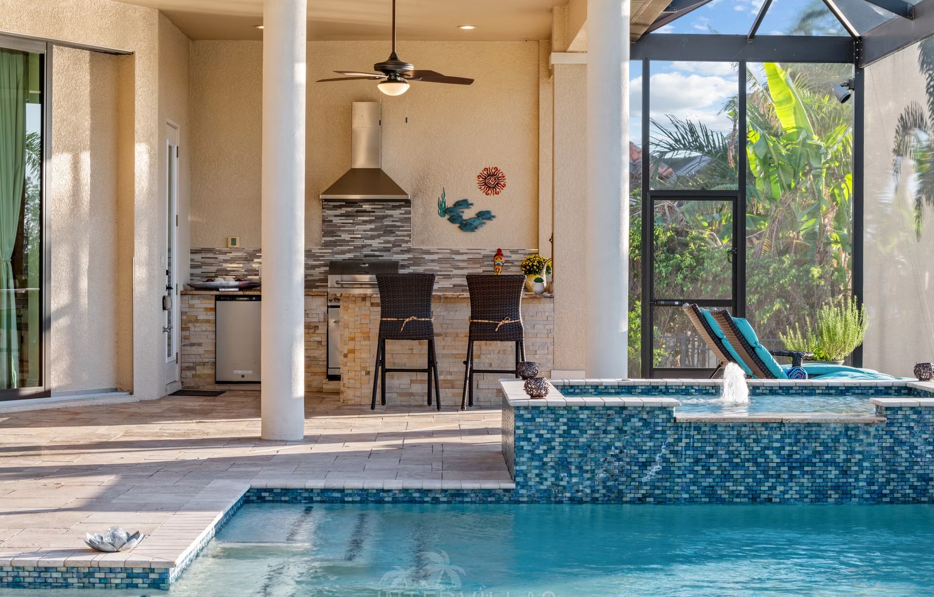 Salzwasserpool mit Spa am Kanal, überdachter Sitzbereich und Tiki-Hut.