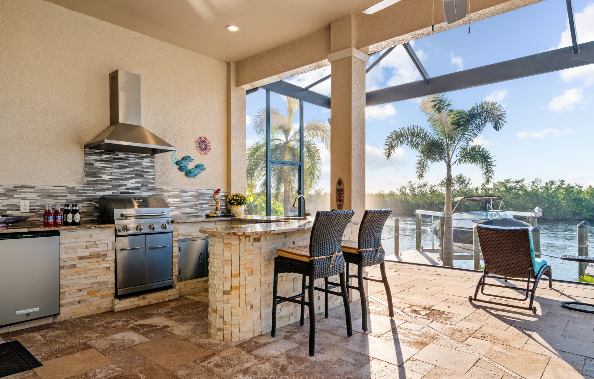 Salzwasserpool mit Spa am Kanal, überdachter Sitzbereich und Tiki-Hut.