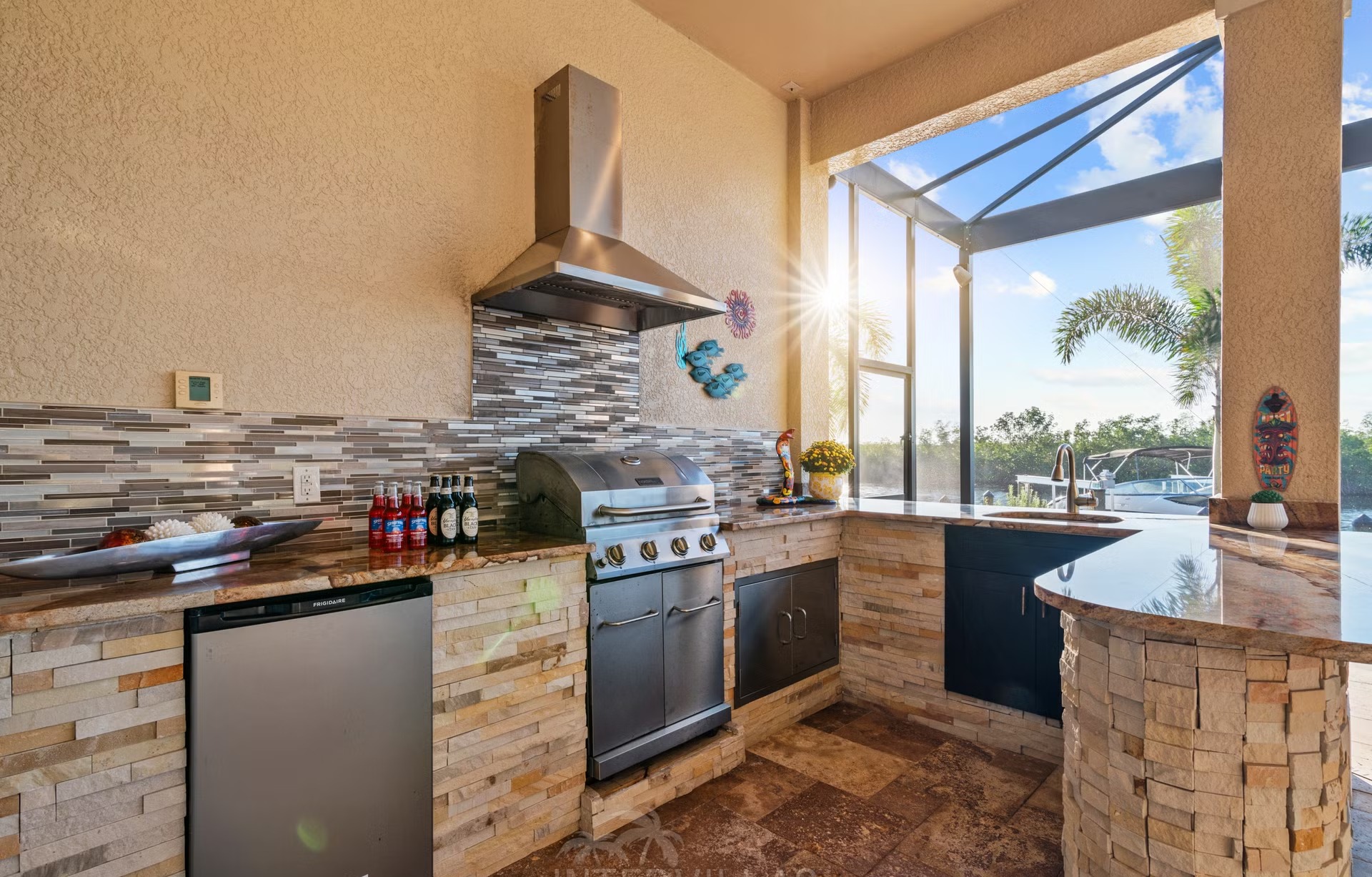 Salzwasserpool mit Spa und überdachtem Sitzbereich am Wasser.