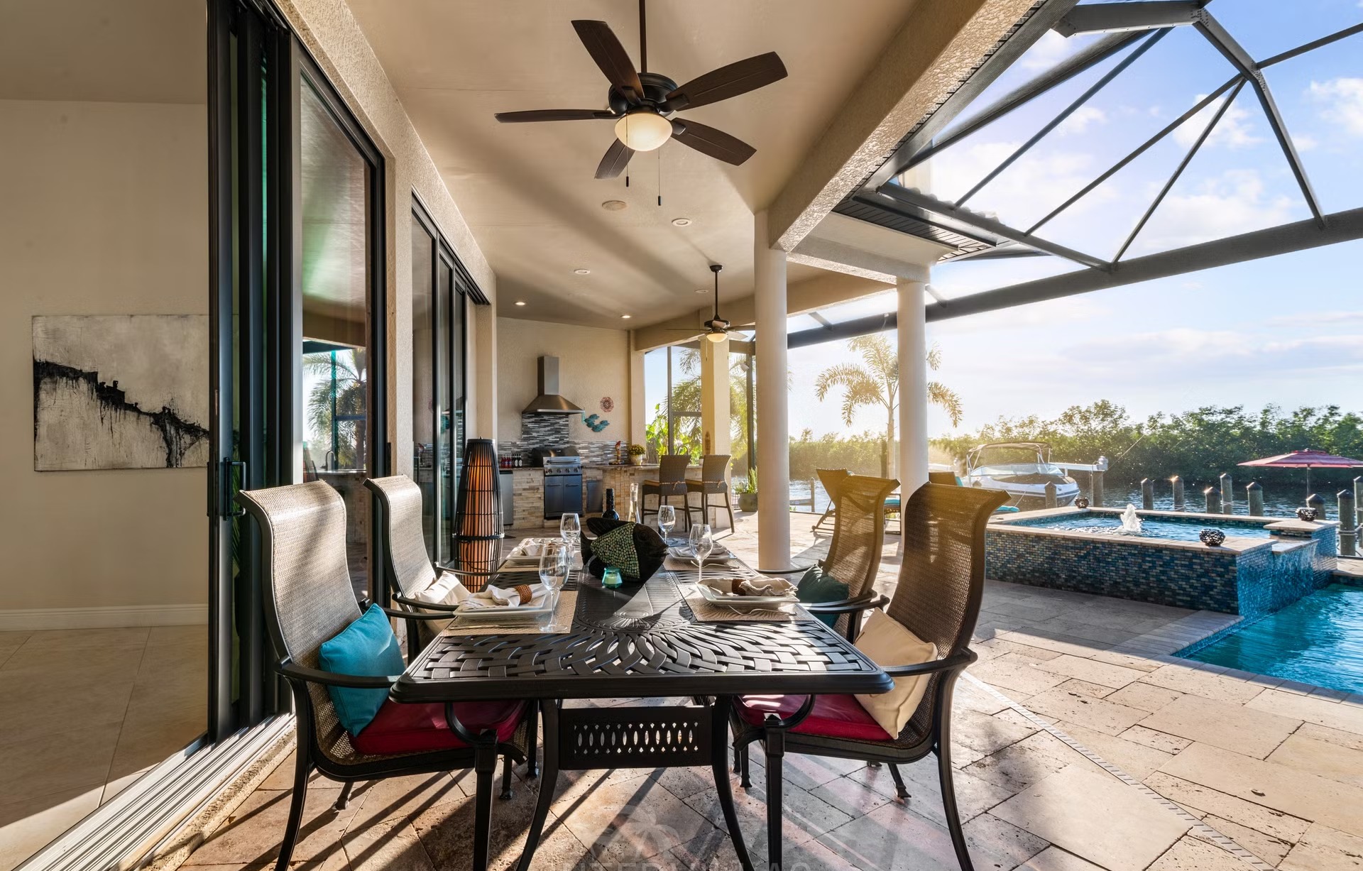 Salzwasserpool mit Spa und überdachtem Sitzbereich am Kanal.