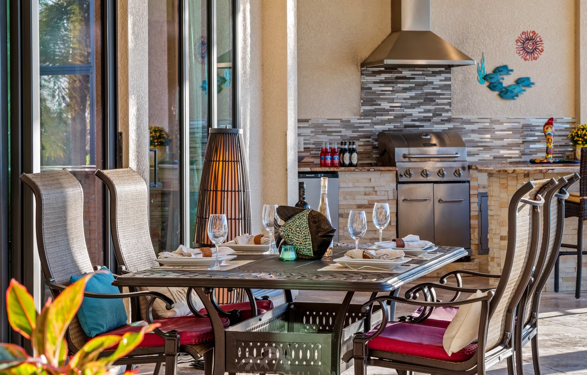 Salzwasserpool mit Spa/Jacuzzi am Kanal, westlich ausgerichtet mit überdachtem Sitzbereich und Tiki-Hut.