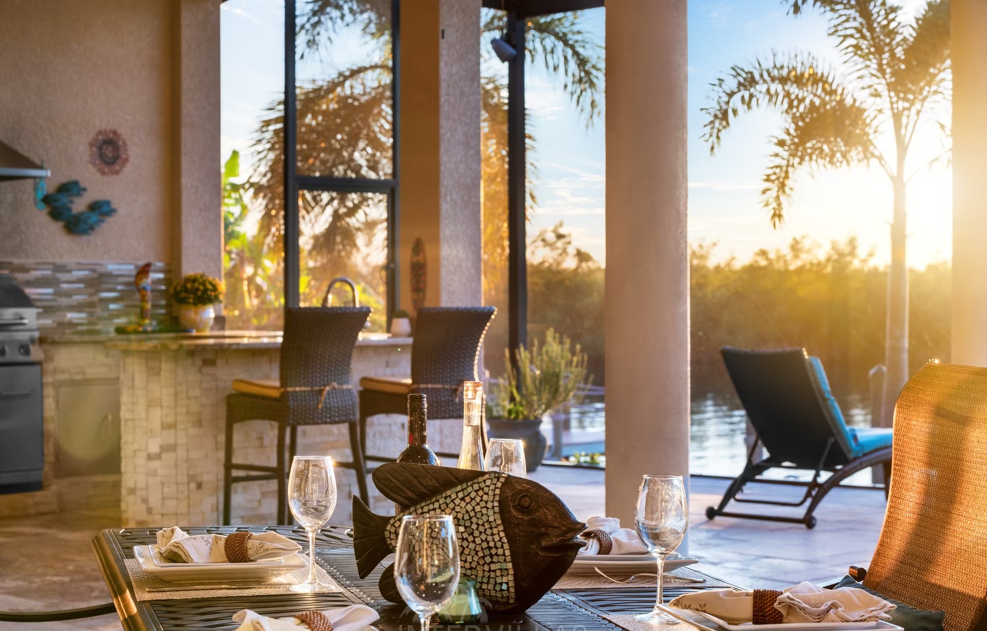 Salzwasserpool mit Spa und Sitzbereich am Kanal in Cape Coral.