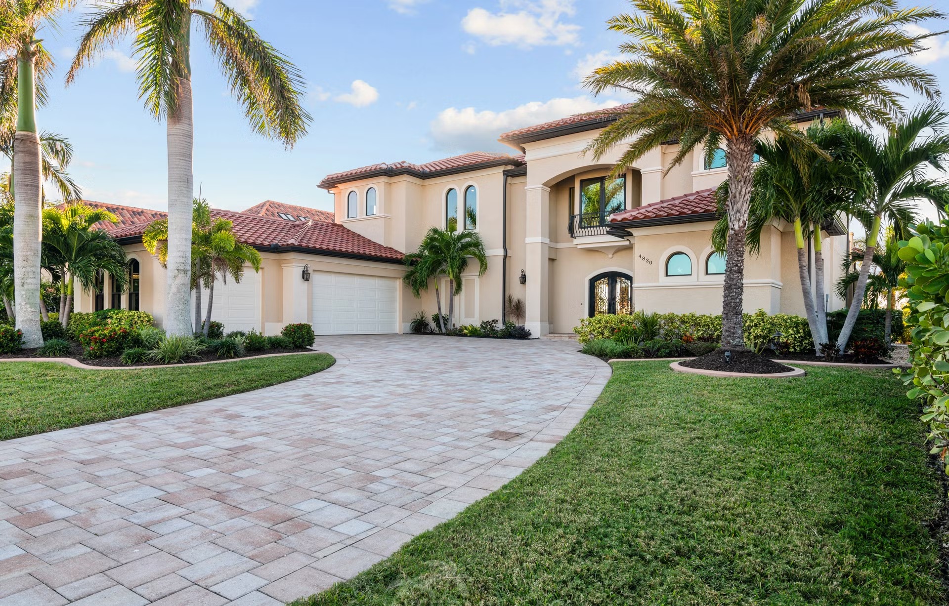 Salzwasserpool mit Spa am Kanal und Sitzbereich im Außenbereich.