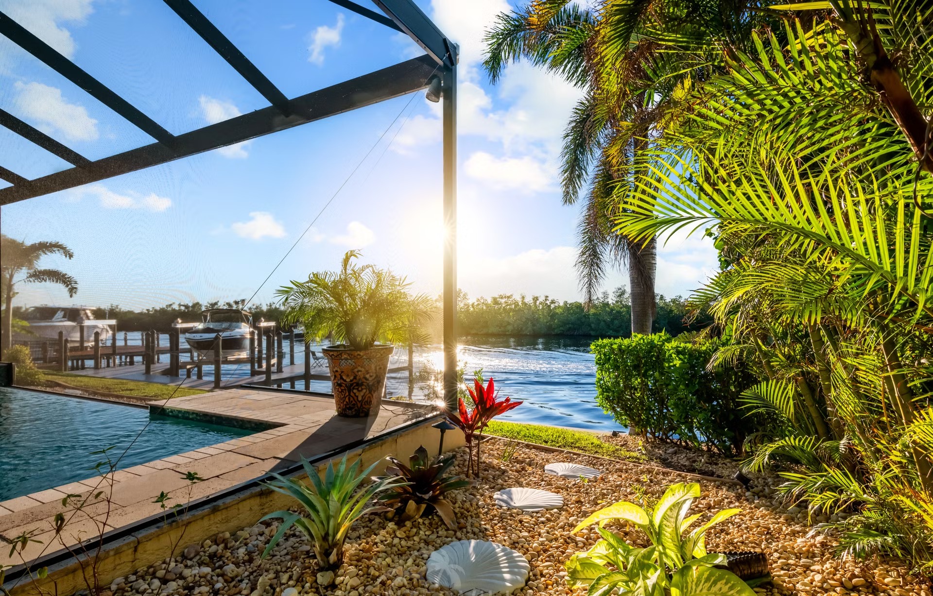 Salzwasserpool mit Spa und überdachtem Sitzbereich am Kanal.