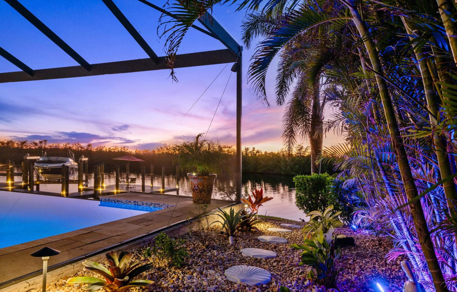 Salzwasserpool mit Spa und überdachtem Sitzbereich am Kanal.