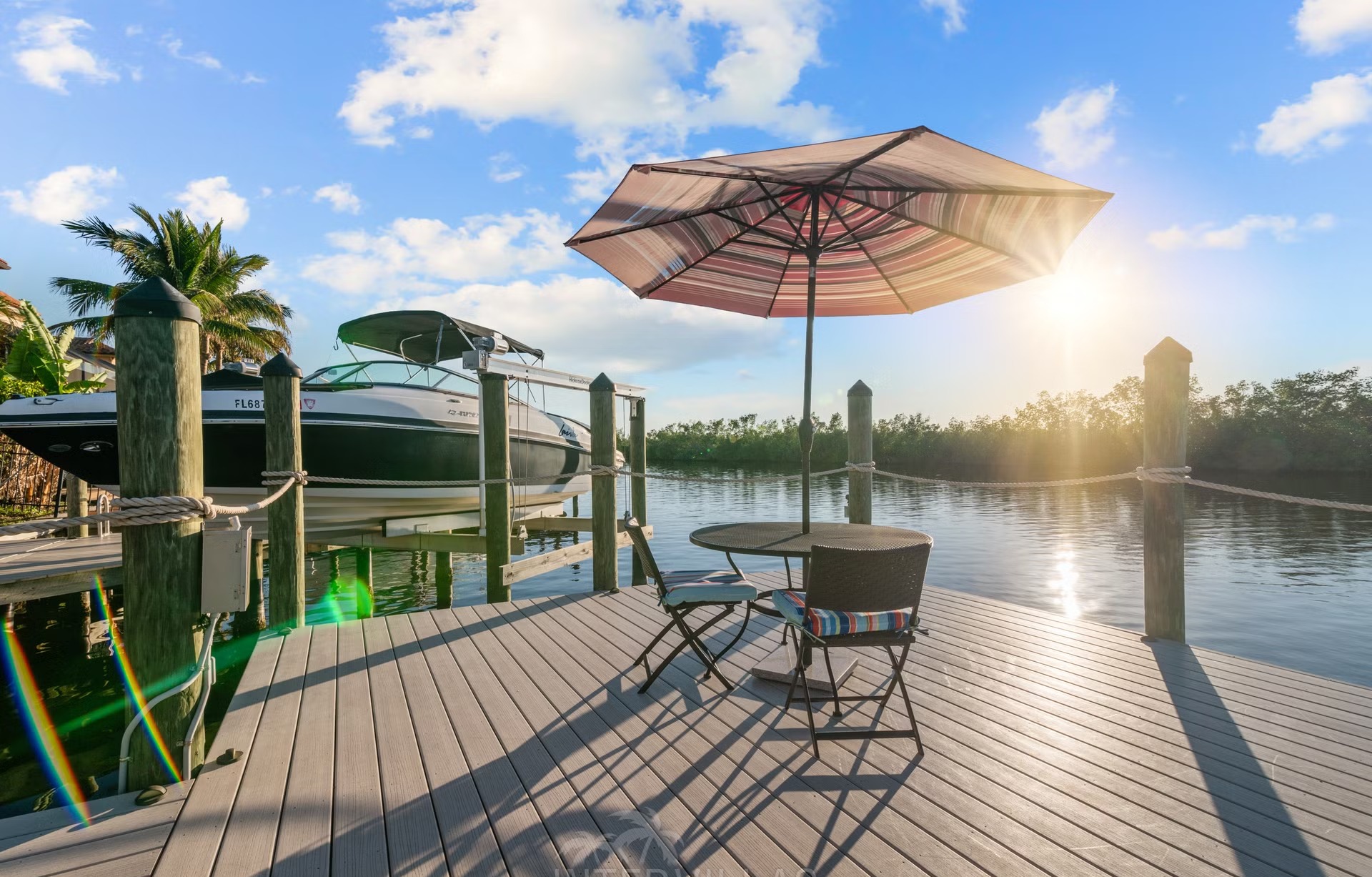 Salzwasserpool mit Spa und überdachtem Sitzbereich am Kanal.