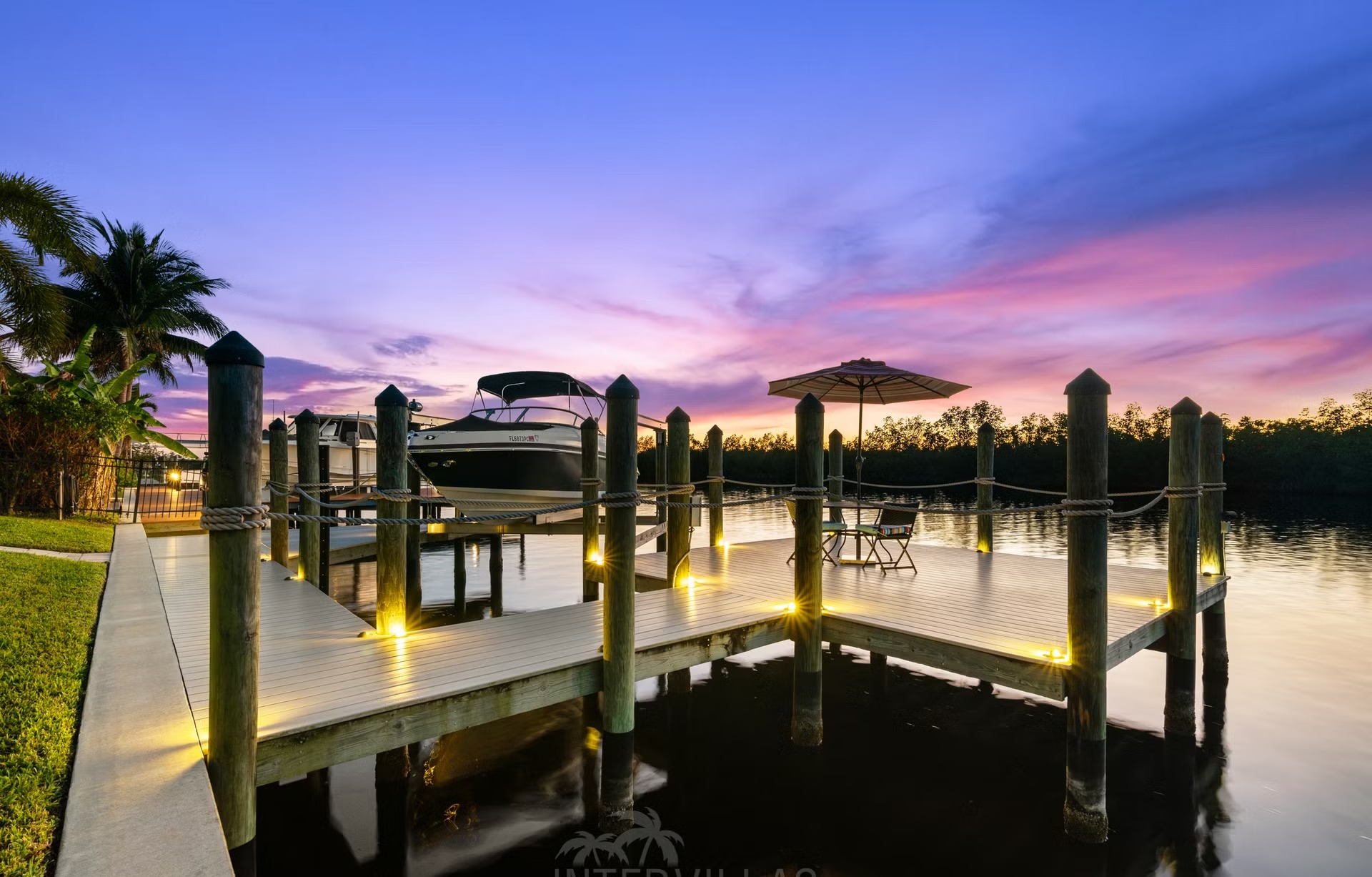 Salzwasserpool mit Spa und überdachtem Sitzbereich am Kanal.