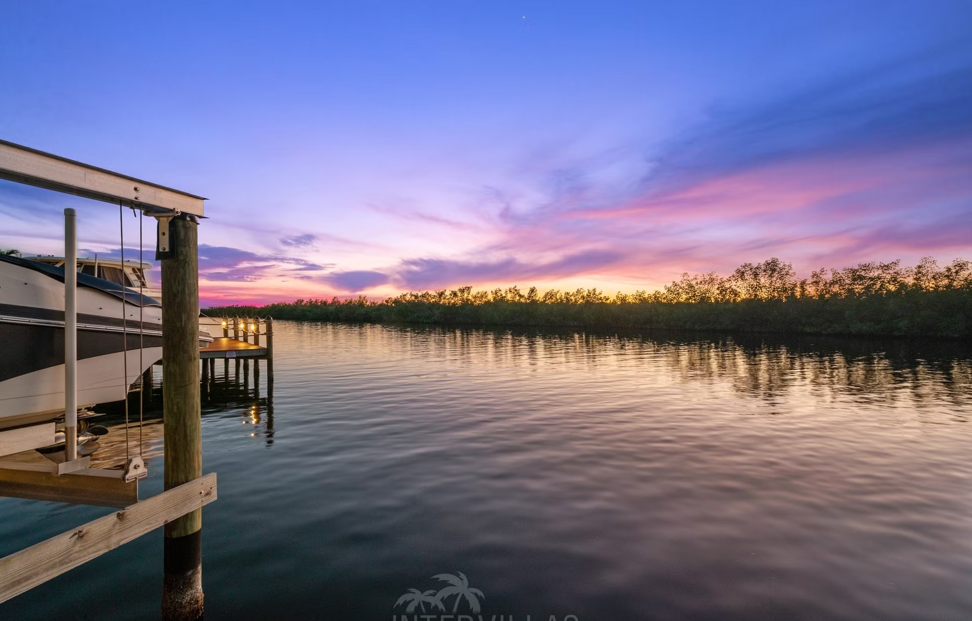Salzwasserpool mit Spa und Sitzbereich am Kanal bei Sonnenuntergang.