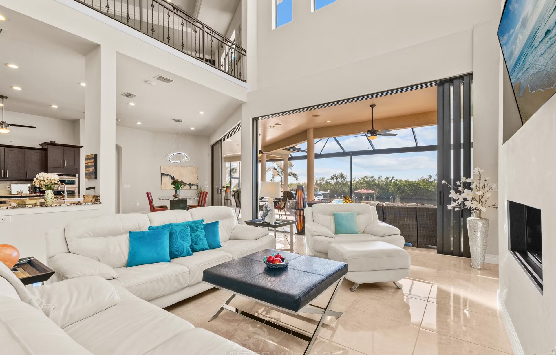 Salzwasserpool mit Spa und Sitzbereich am Kanal.