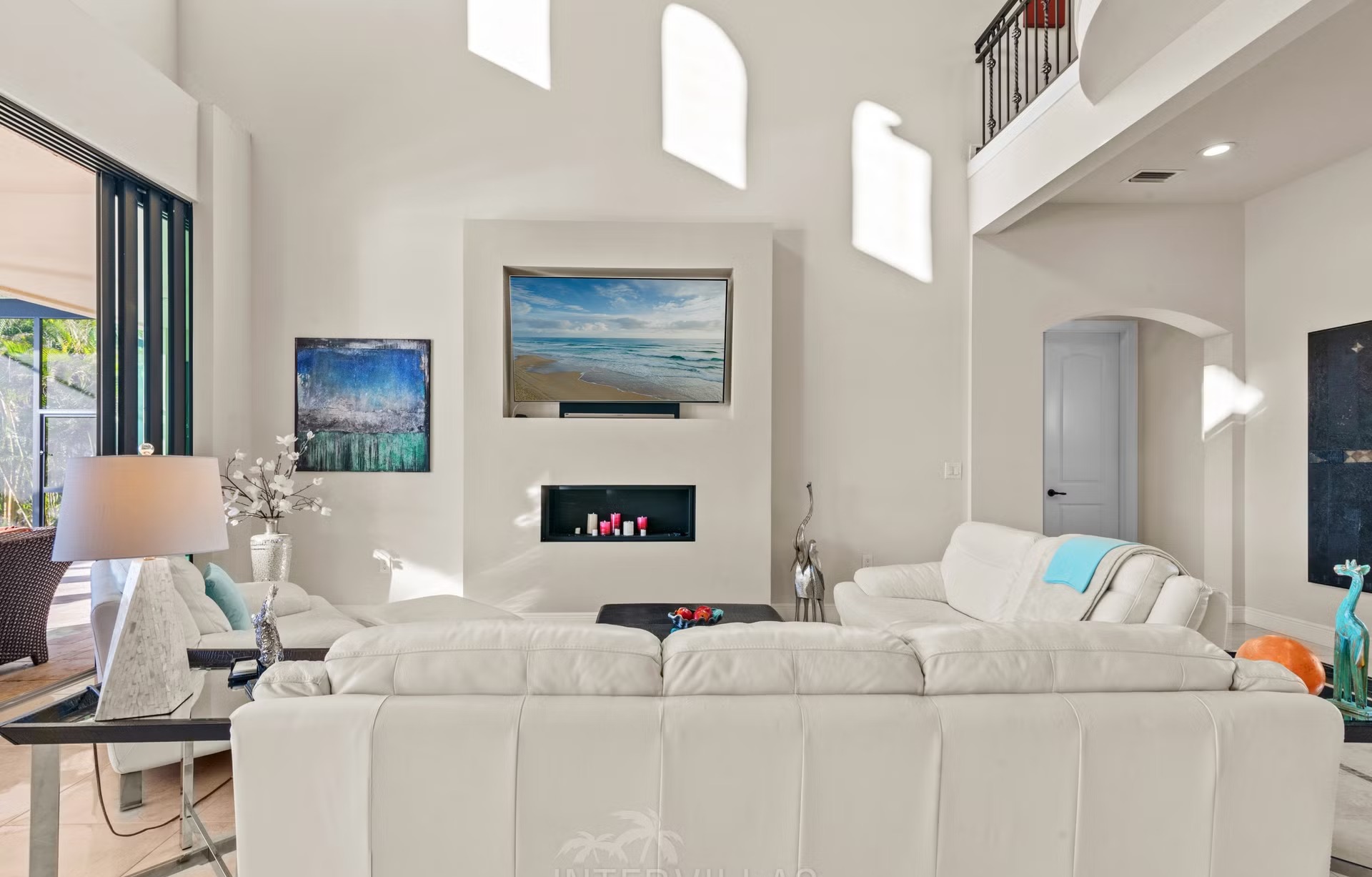 Salzwasserpool mit Spa und Sitzbereich am Kanal bei Sonnenuntergang.