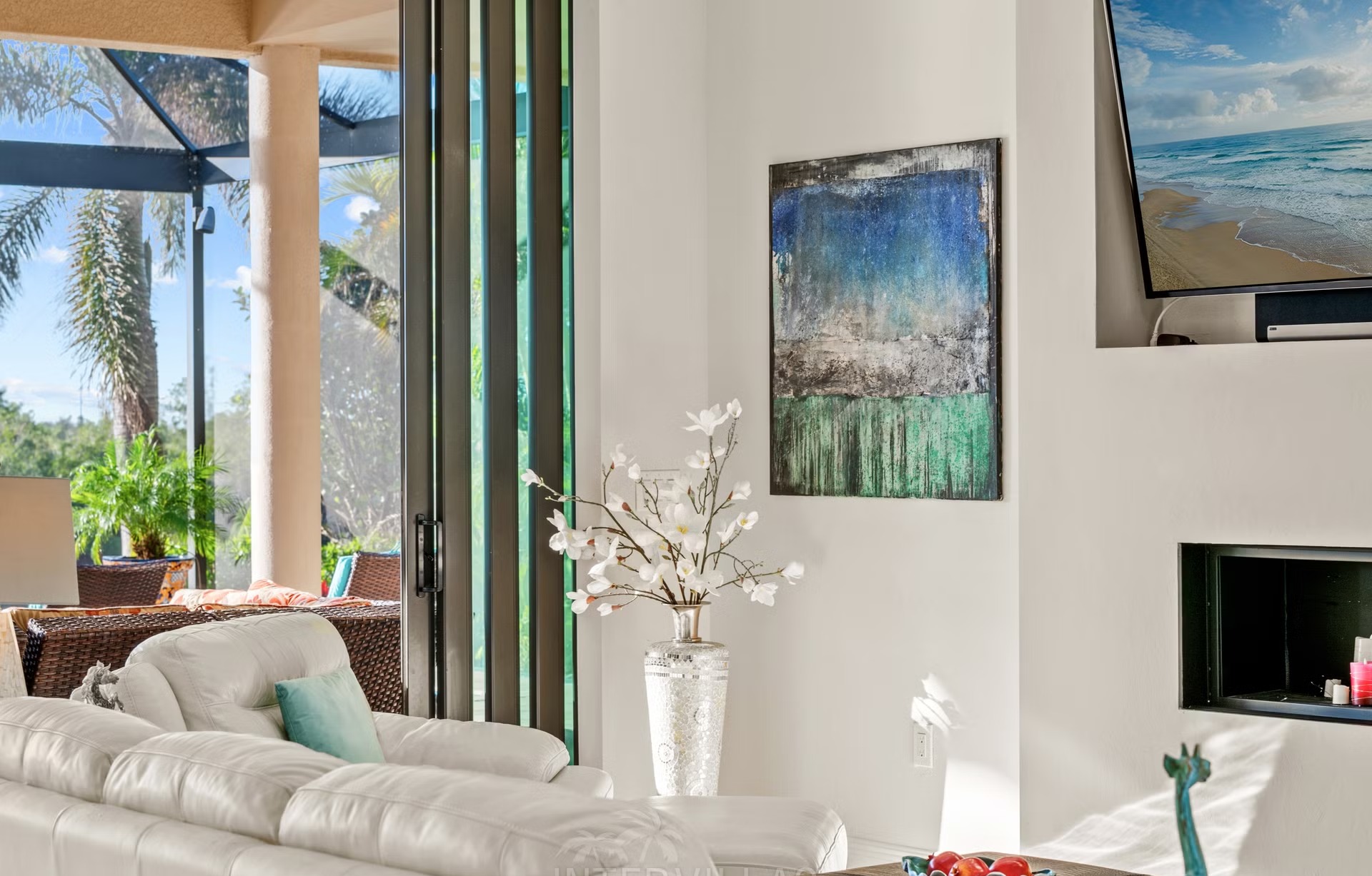 Salzwasserpool mit Spa und Sitzbereich am Kanal.