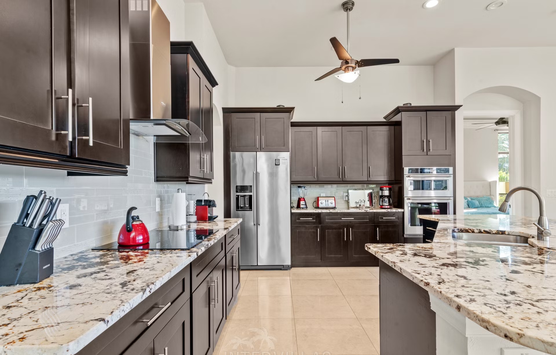 Salzwasserpool mit Spa und Sitzbereich am Kanal.