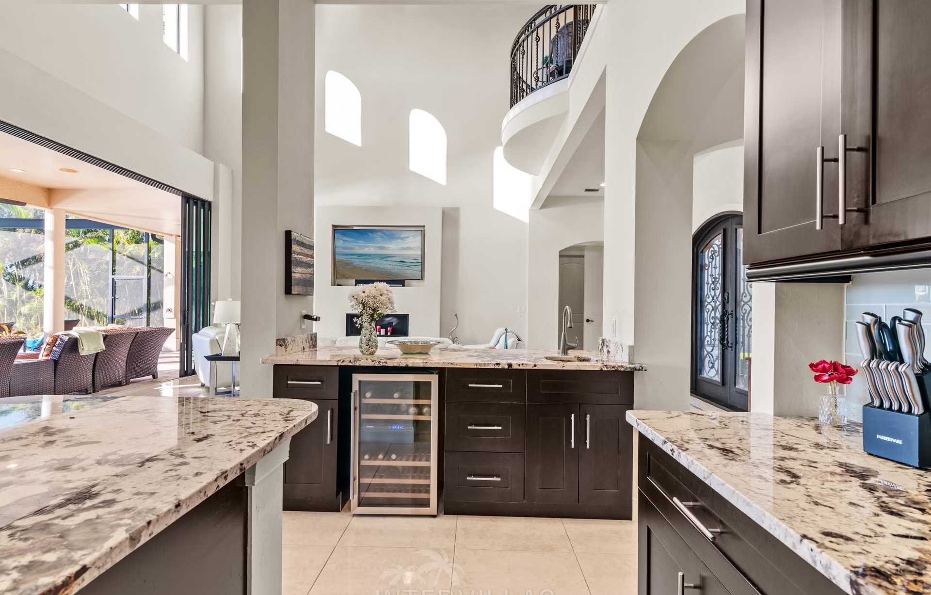 Salzwasserpool mit Spa und Sitzbereich am Kanal.