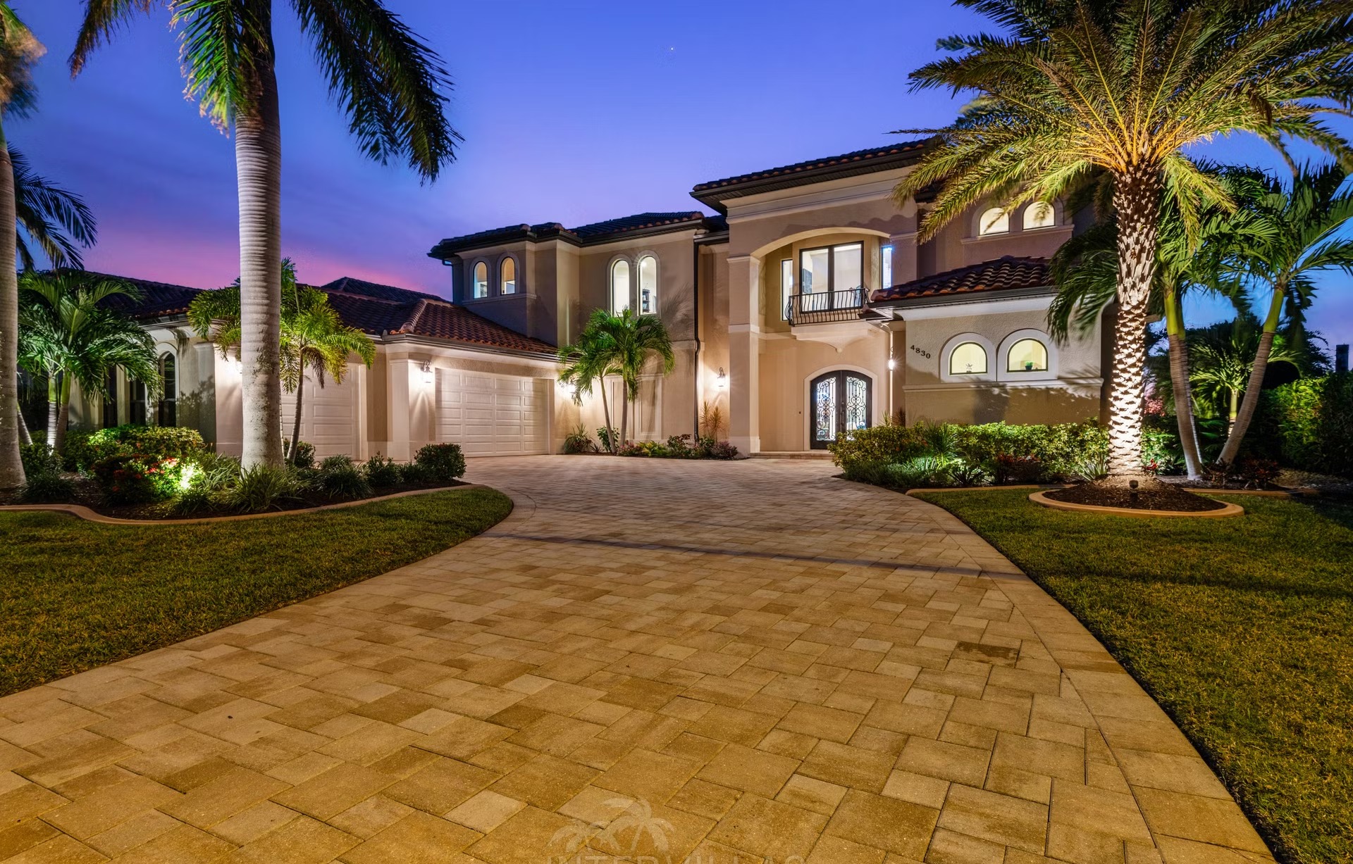 Beheizbarer Salzwasserpool mit Spa und Sitzbereich am Kanal.