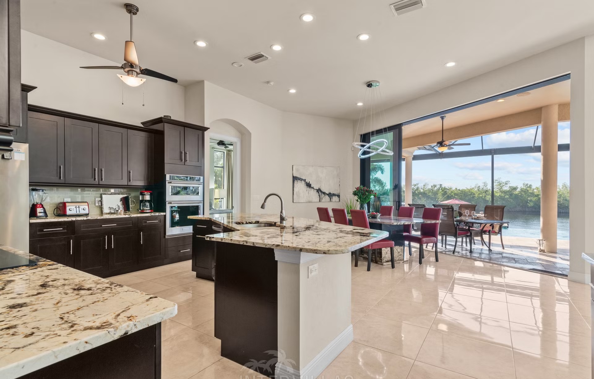 Salzwasserpool mit Spa und Sitzbereich am Kanal.