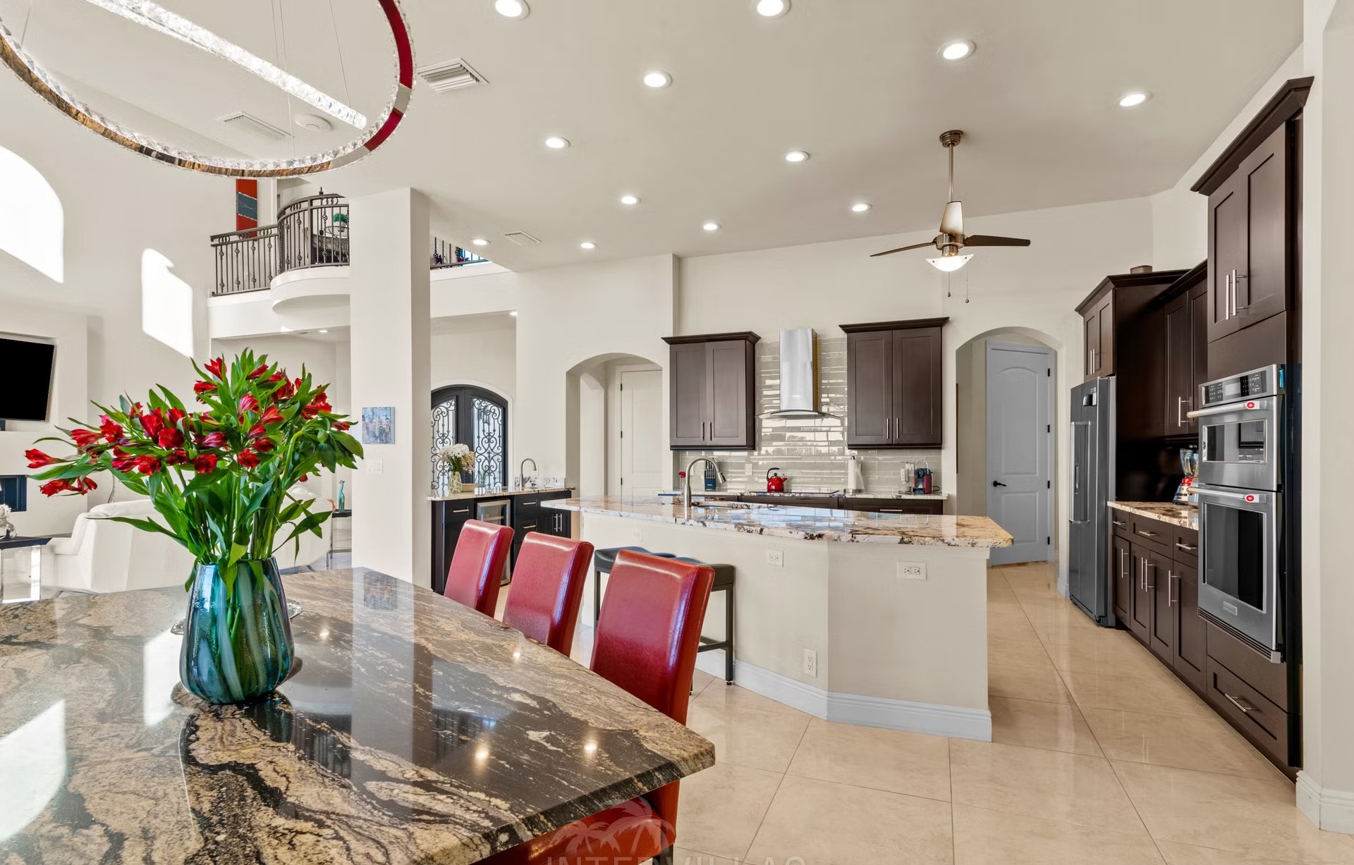 Salzwasserpool mit Spa am Kanal und überdachtem Sitzbereich.