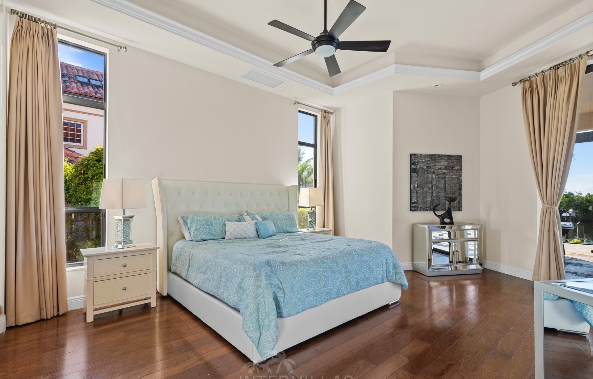 Salzwasserpool mit Spa/Jacuzzi und überdachtem Sitzbereich am Kanal.