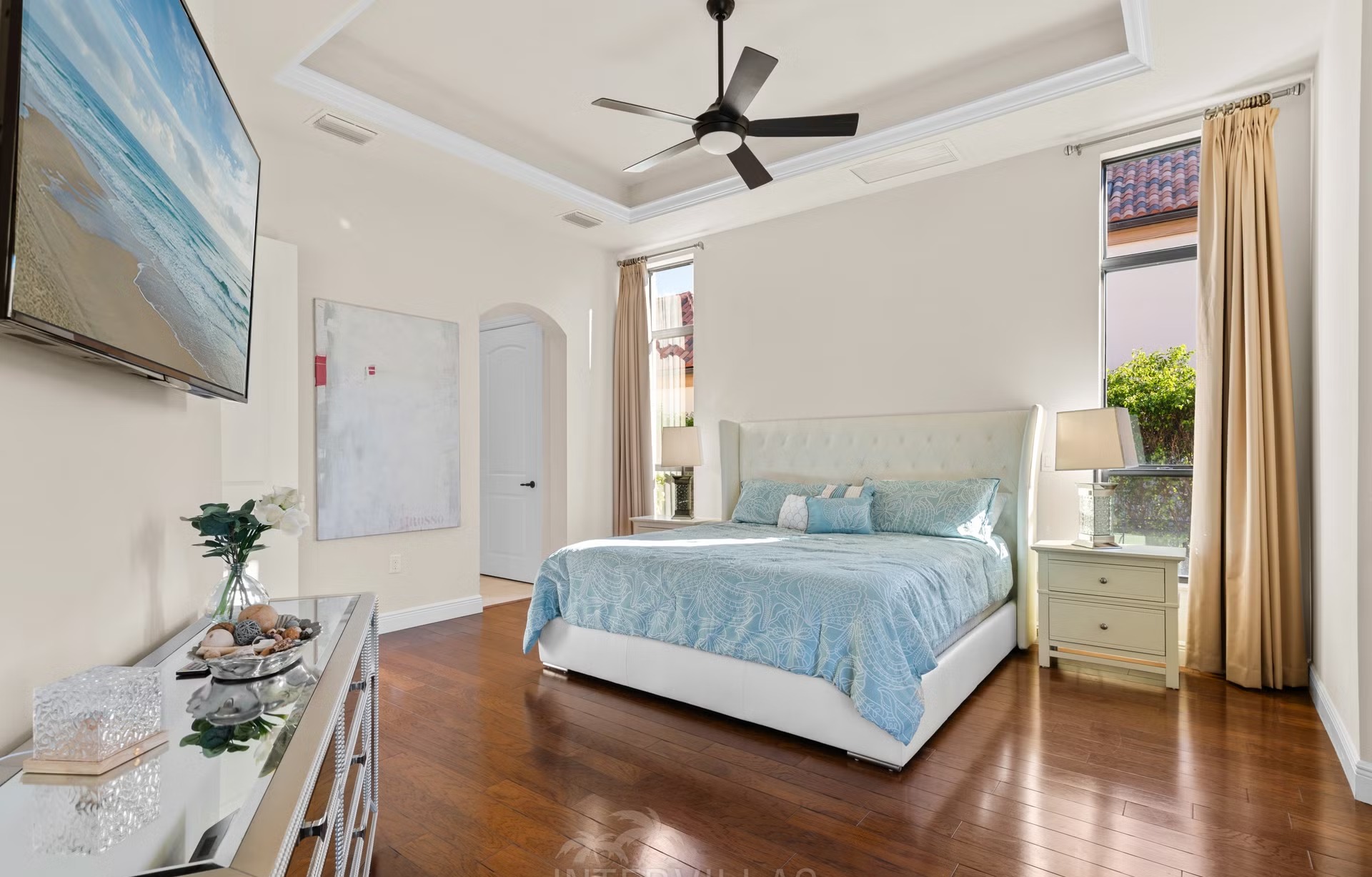 Salzwasserpool mit Spa und Sitzbereich am Kanal.