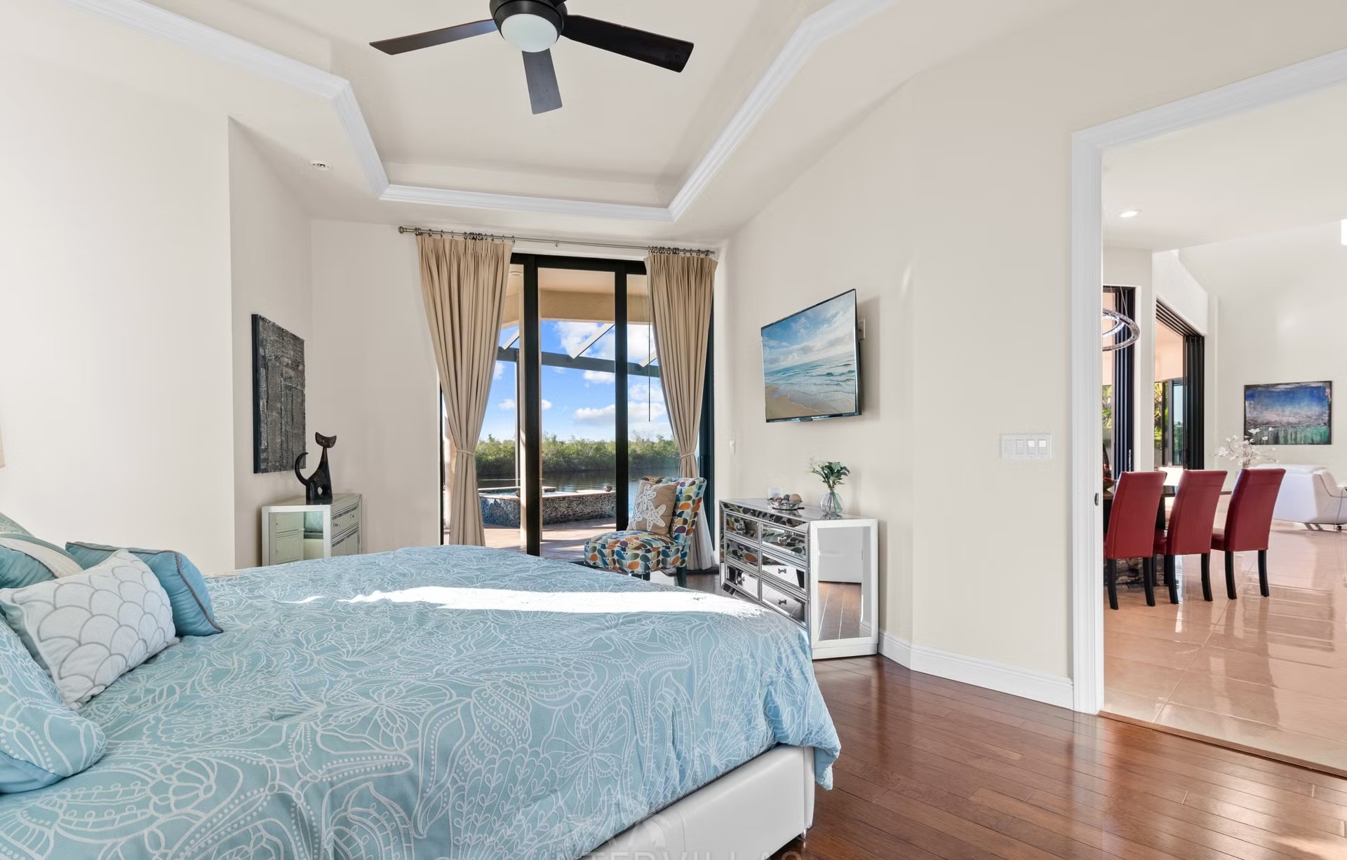 Salzwasserpool mit Spa und Sitzbereich am Kanal.