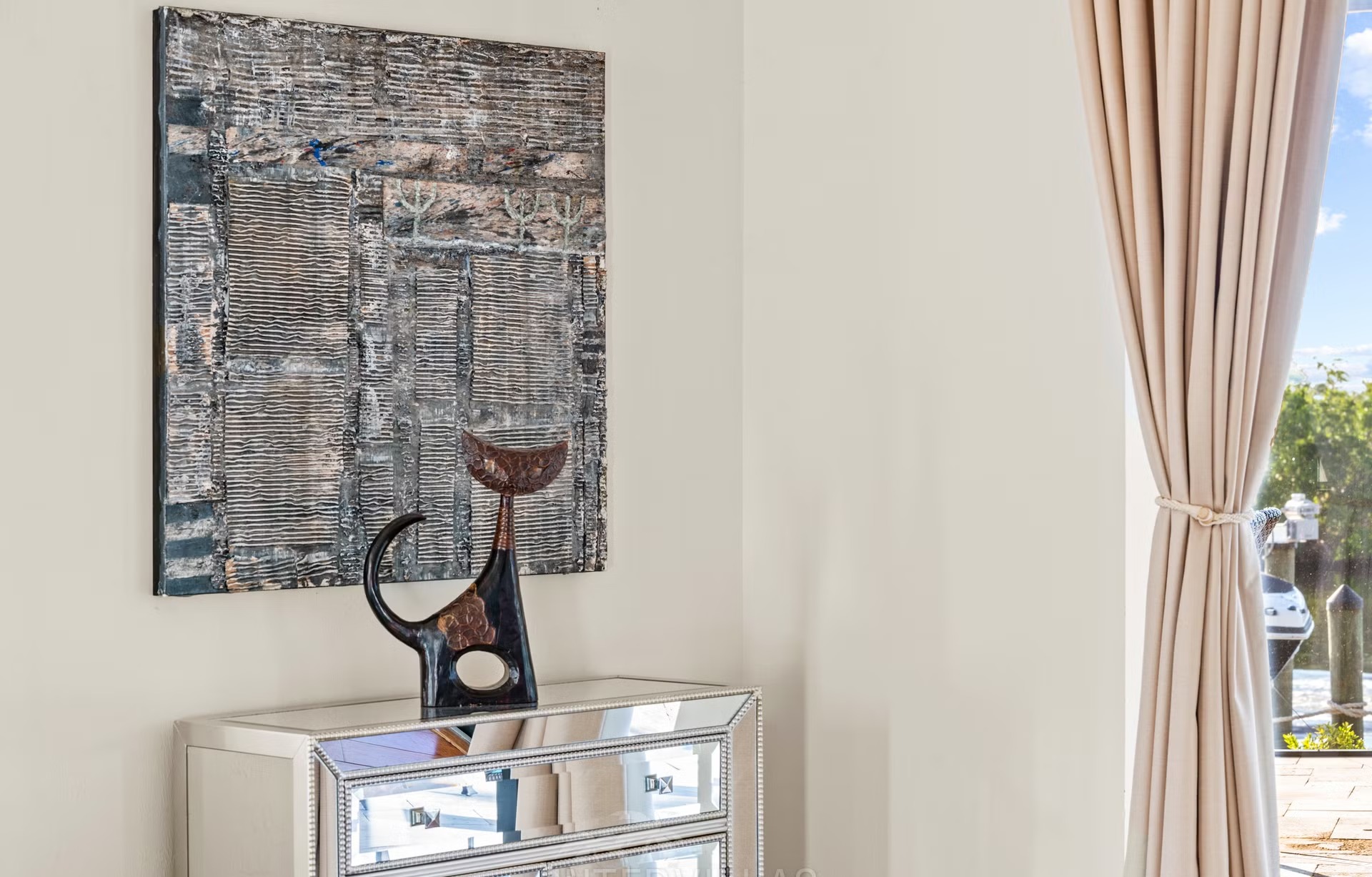 Salzwasserpool mit Spa und überdachtem Sitzbereich am Kanal.