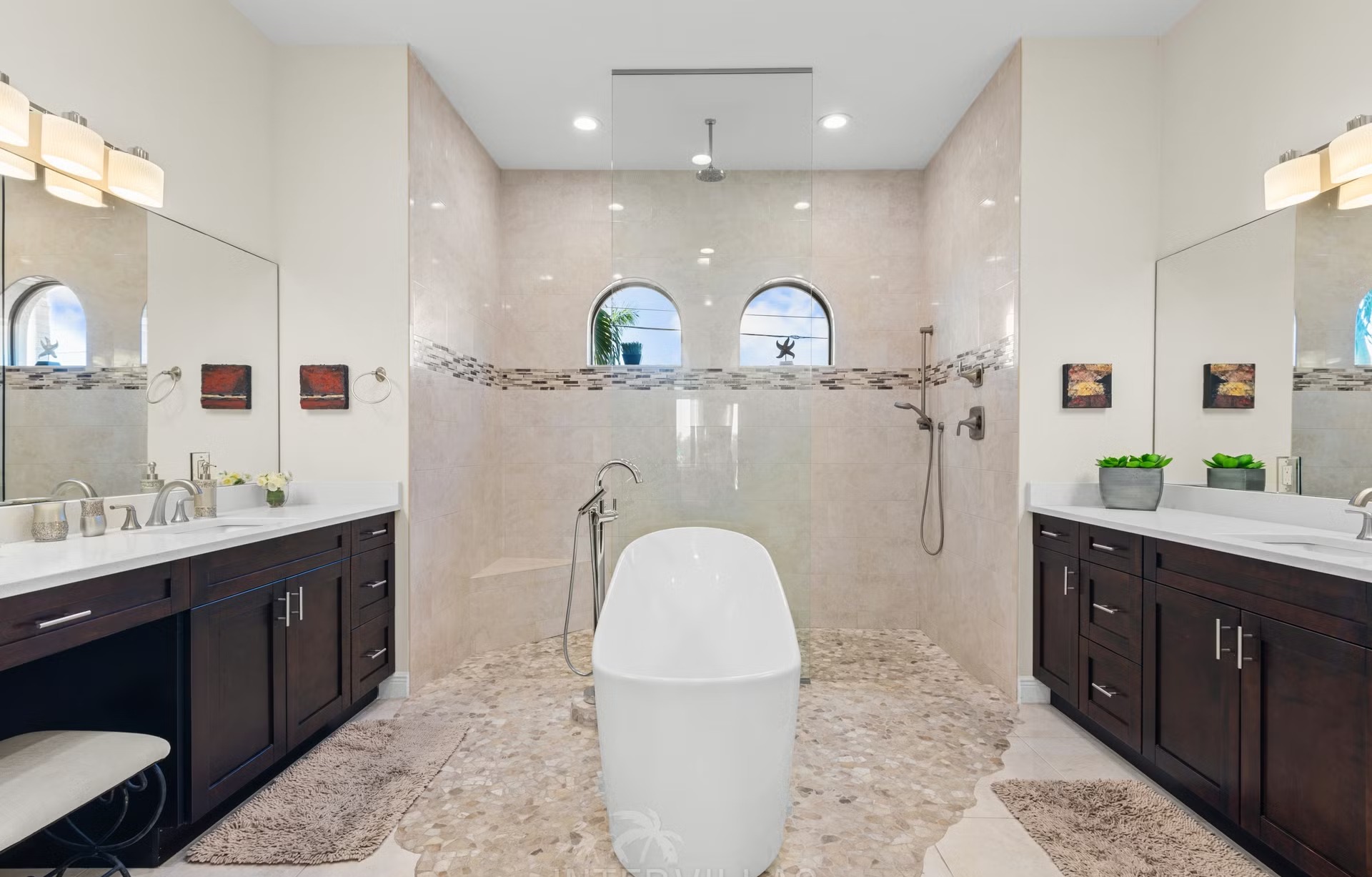 Salzwasserpool mit Spa und überdachtem Sitzbereich am Wasser.