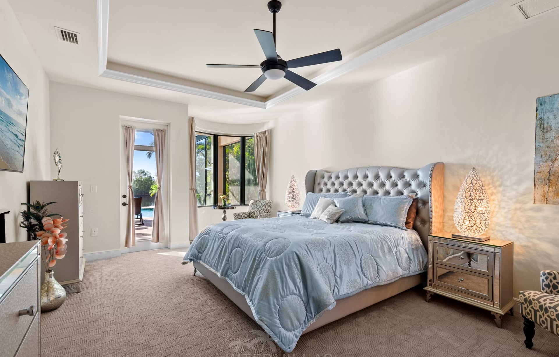 Salzwasserpool mit Spa und Sitzbereich am Kanal in Cape Coral.