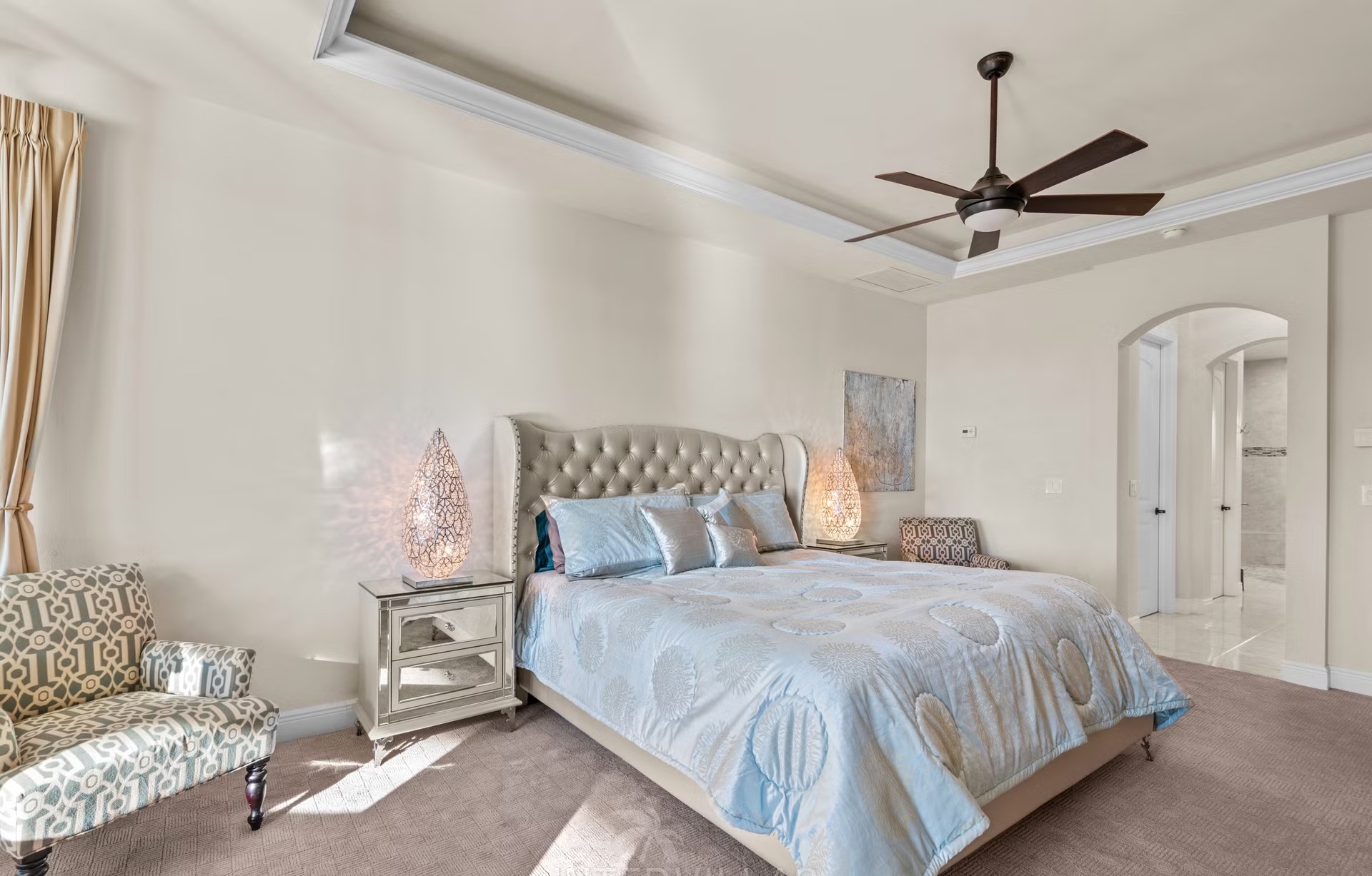 Moderne Villa am Wasser mit Salzwasserpool, Spa und Bootsanlegestelle.