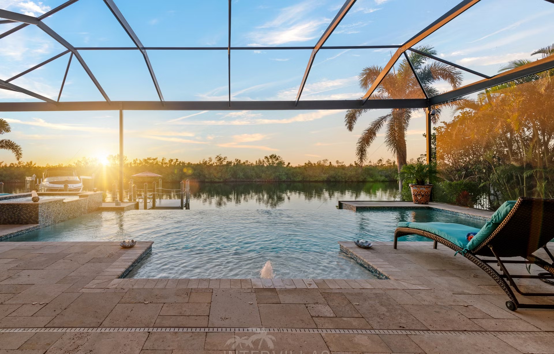 Salzwasserpool mit Spa und Sitzbereich am Kanal.