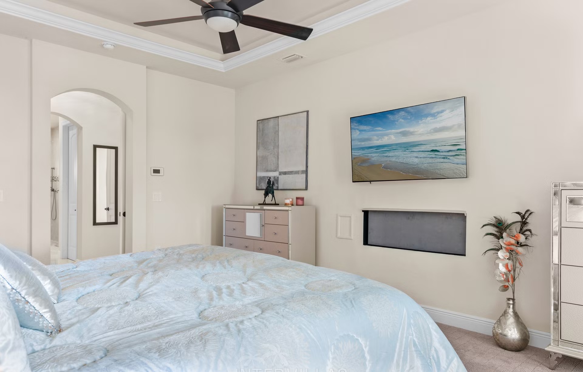 Salzwasserpool mit Spa und Blick auf den Kanal.