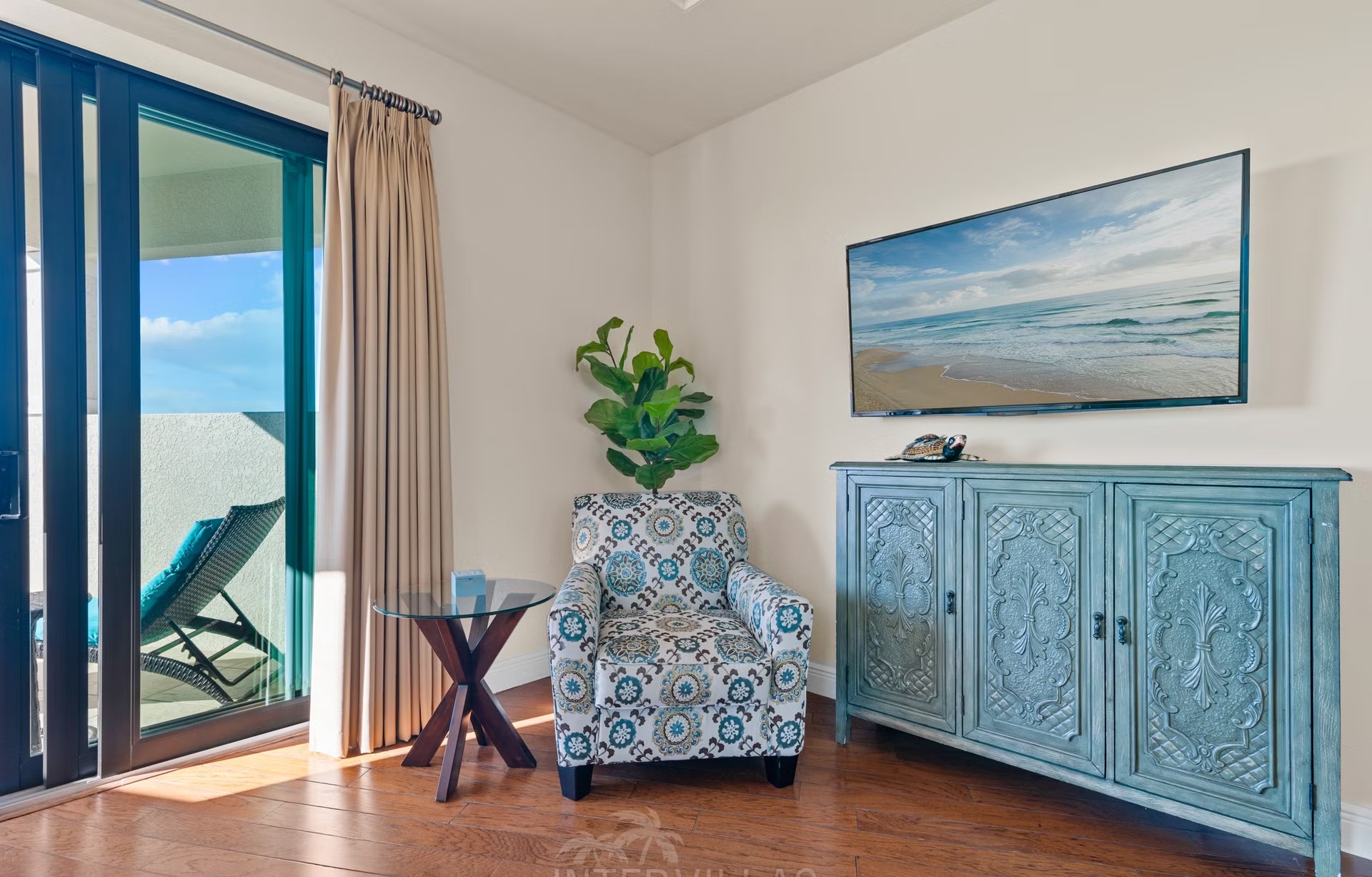 Salzwasserpool mit Spa und überdachtem Sitzbereich am Kanal.