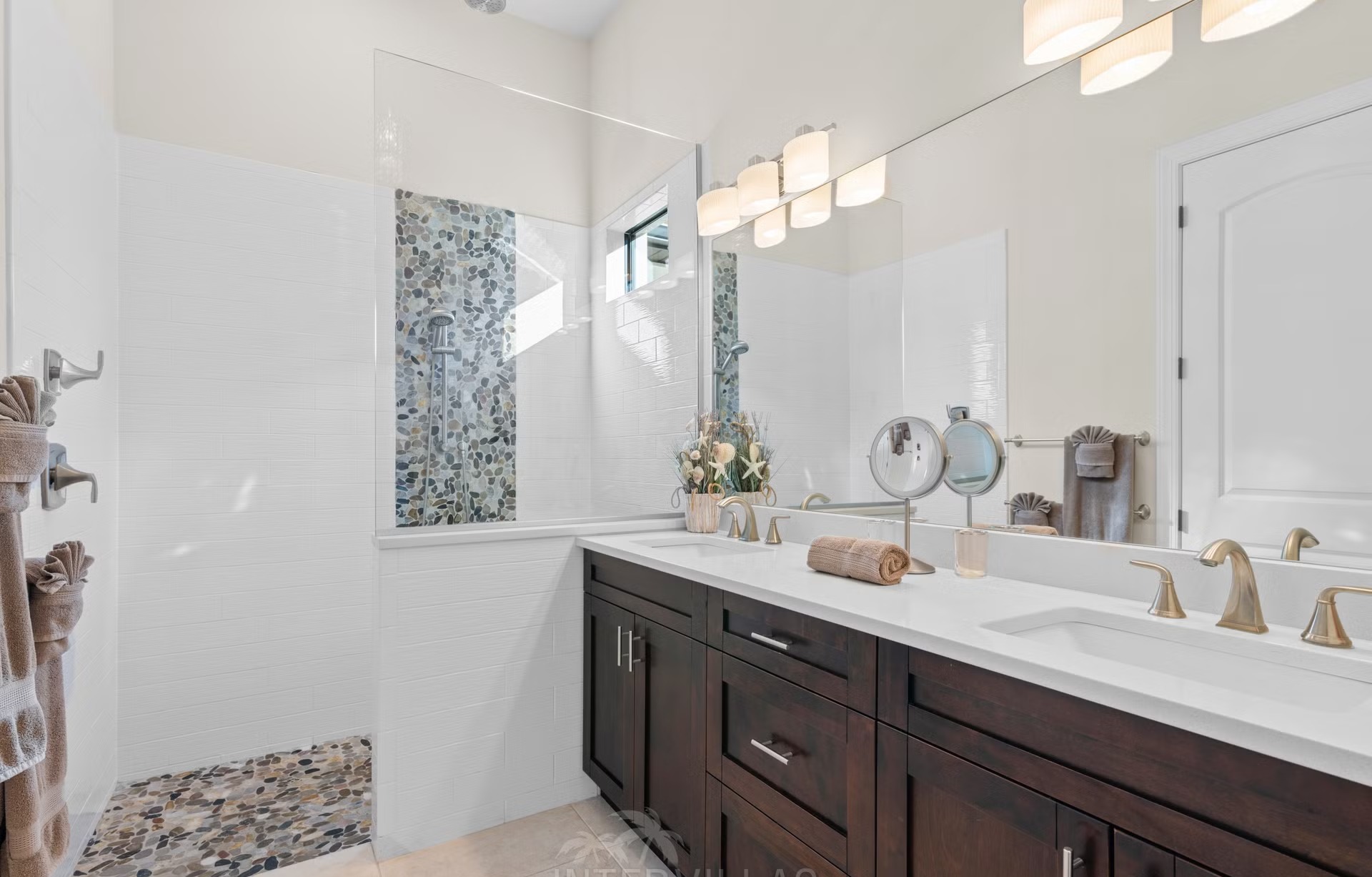 Salzwasserpool mit Spa und überdachtem Sitzbereich am Kanal.