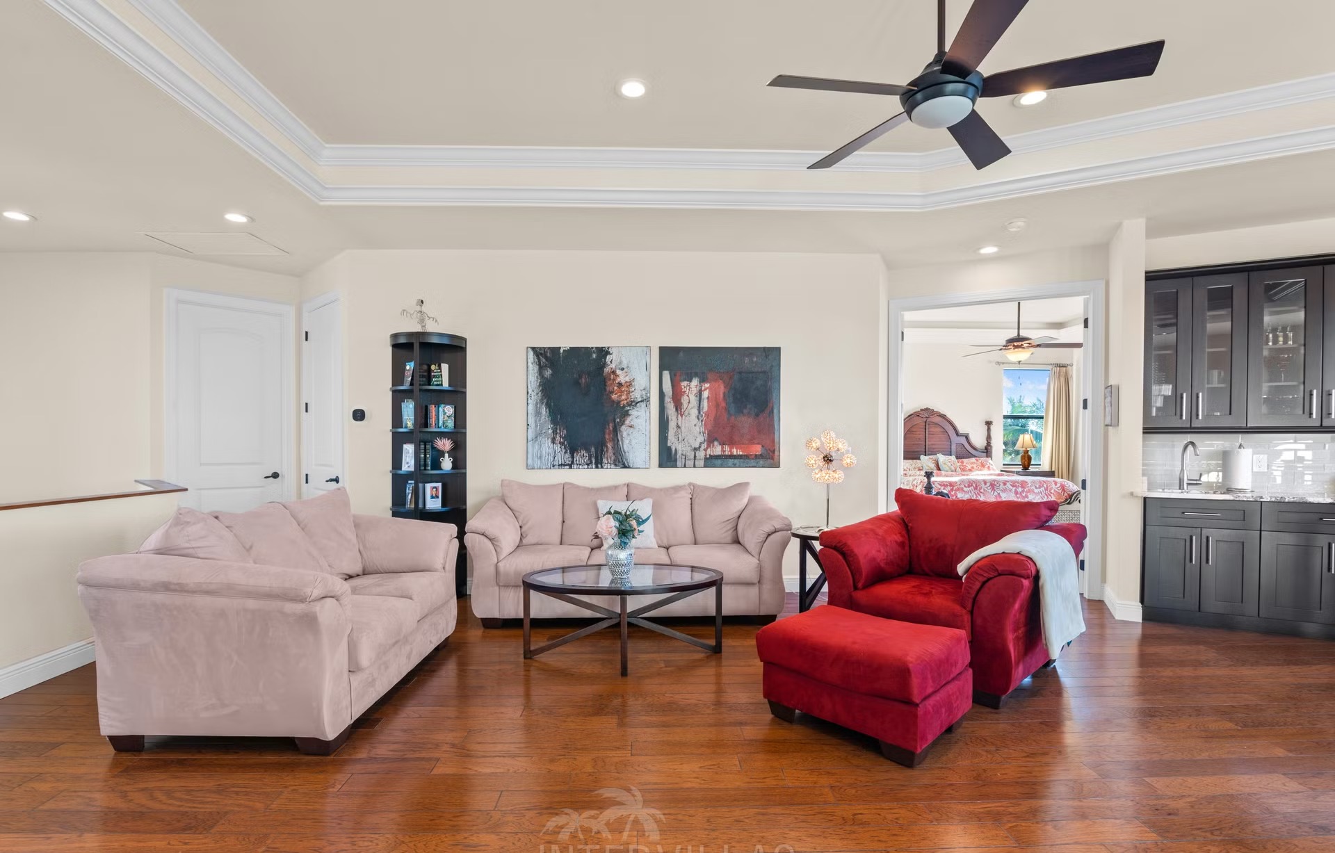 Salzwasserpool mit Spa und überdachtem Sitzbereich am Wasser.