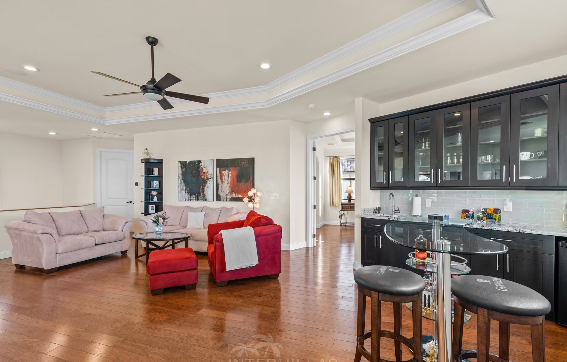 Salzwasserpool mit Spa und Sitzbereich am Kanal.