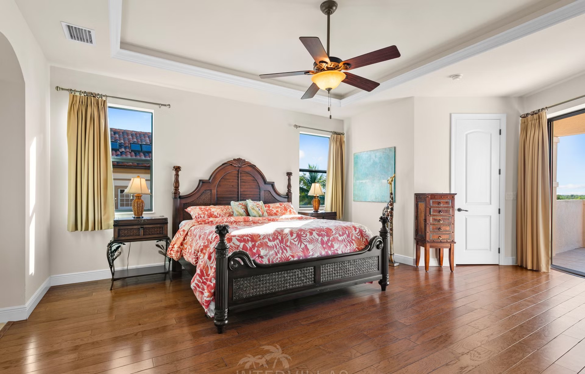 Salzwasserpool mit Spa und Sitzbereich am Kanal.