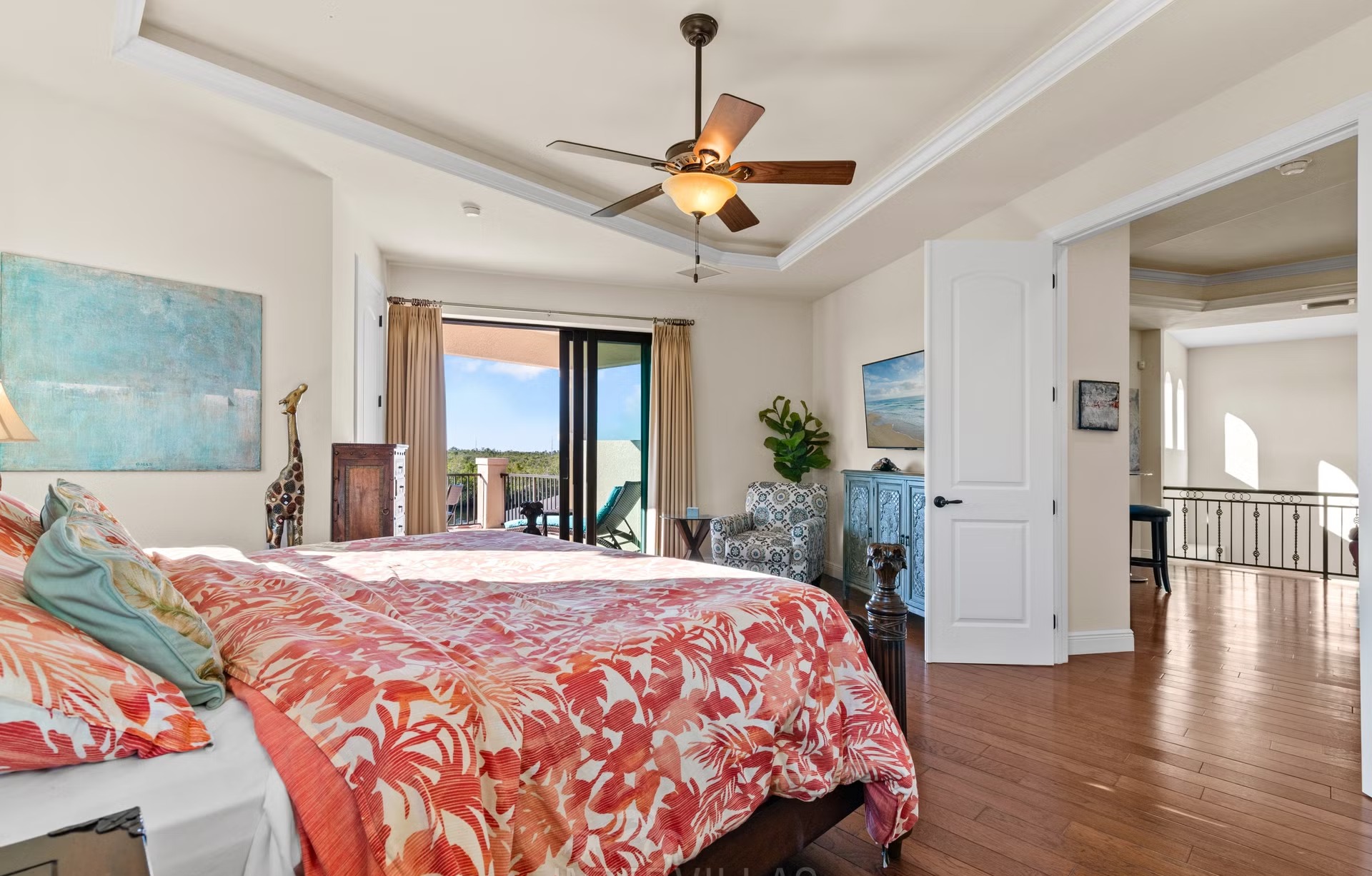 Salzwasserpool mit Spa und überdachtem Sitzbereich am Kanal.