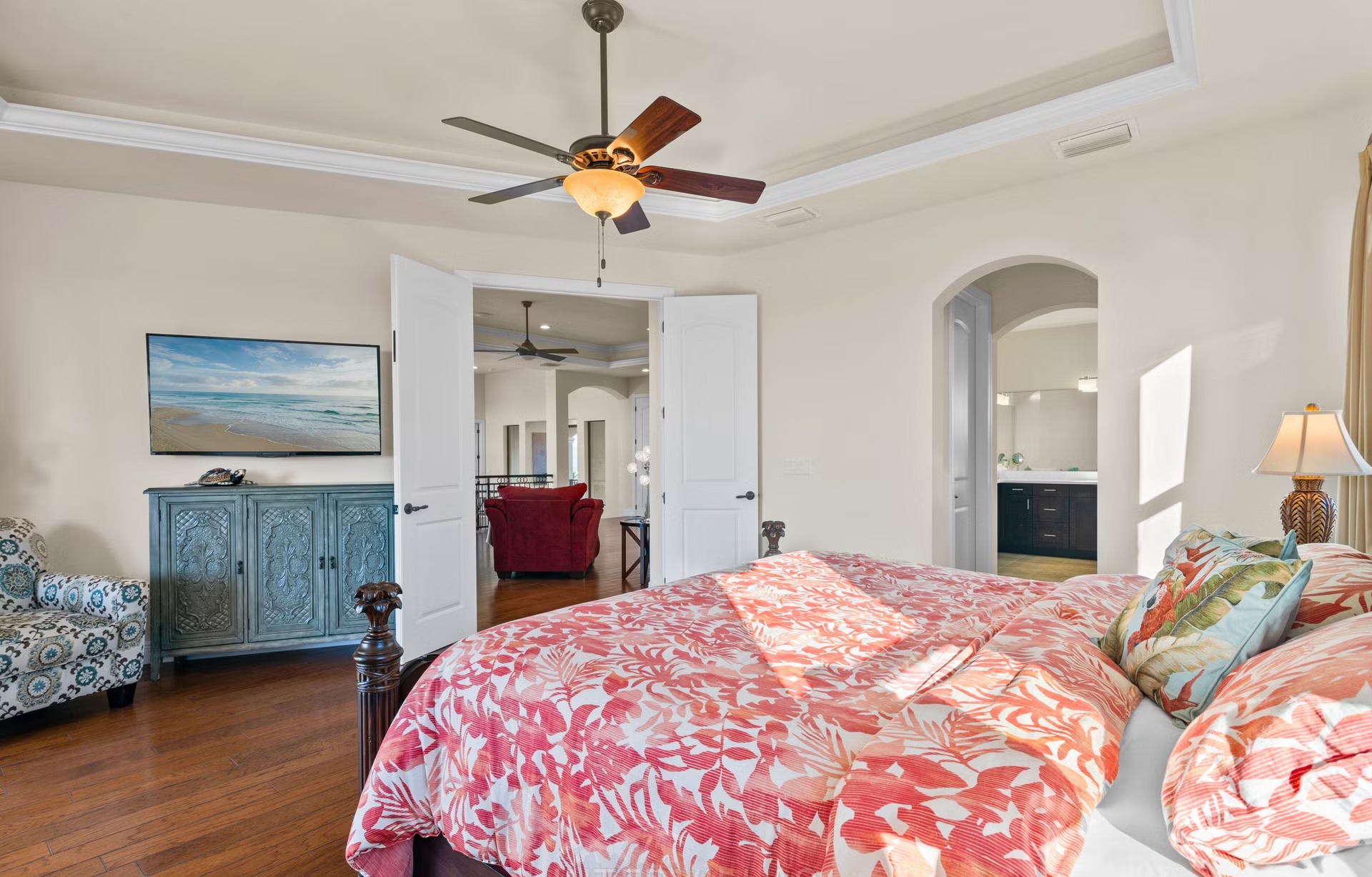 Salzwasserpool mit Spa und überdachtem Sitzbereich am Wasser.