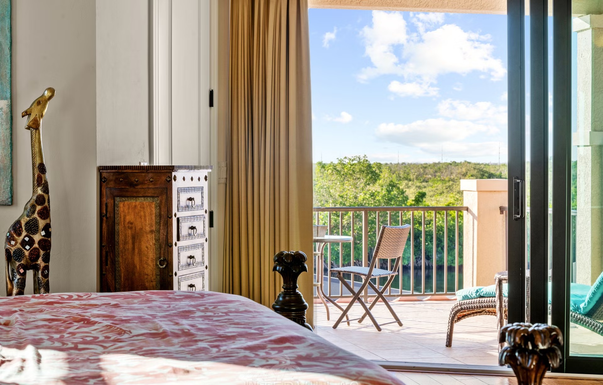 Salzwasserpool mit Spa und überdachtem Sitzbereich am Kanal.