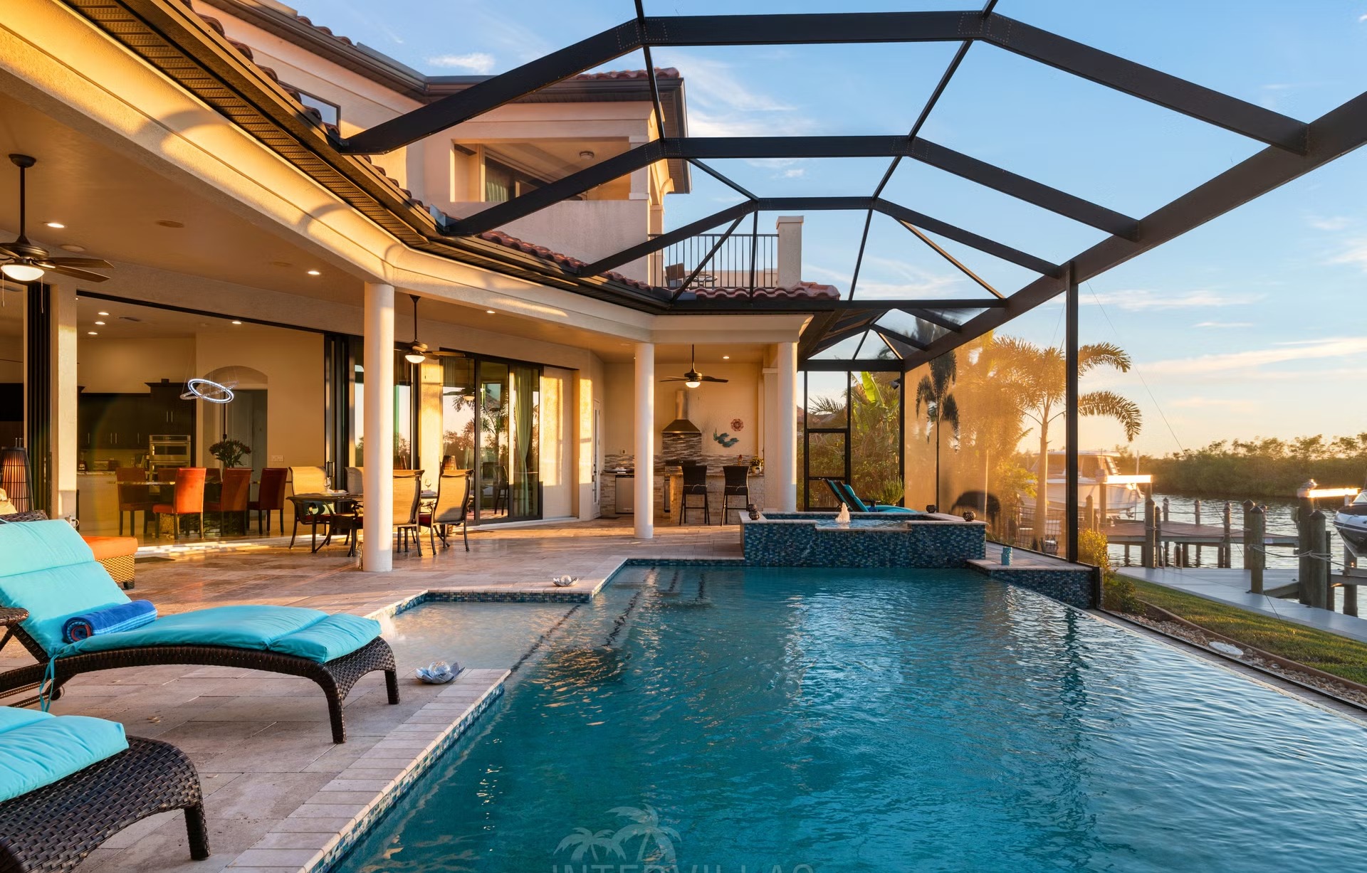 Salzwasserpool mit Spa und überdachtem Sitzbereich am Wasser.