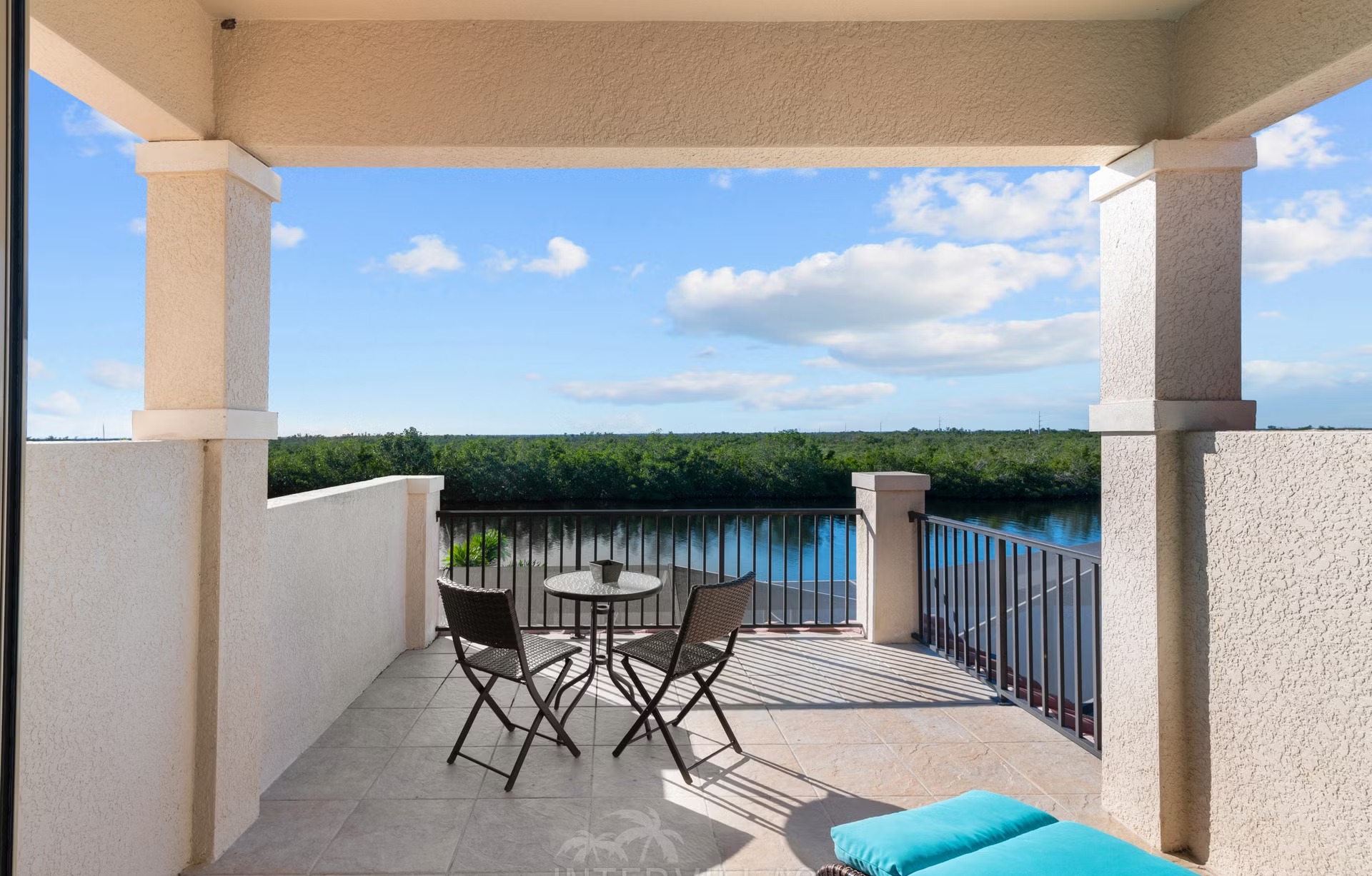 Beheizbarer Salzwasserpool mit Spa und Blick auf den Kanal.