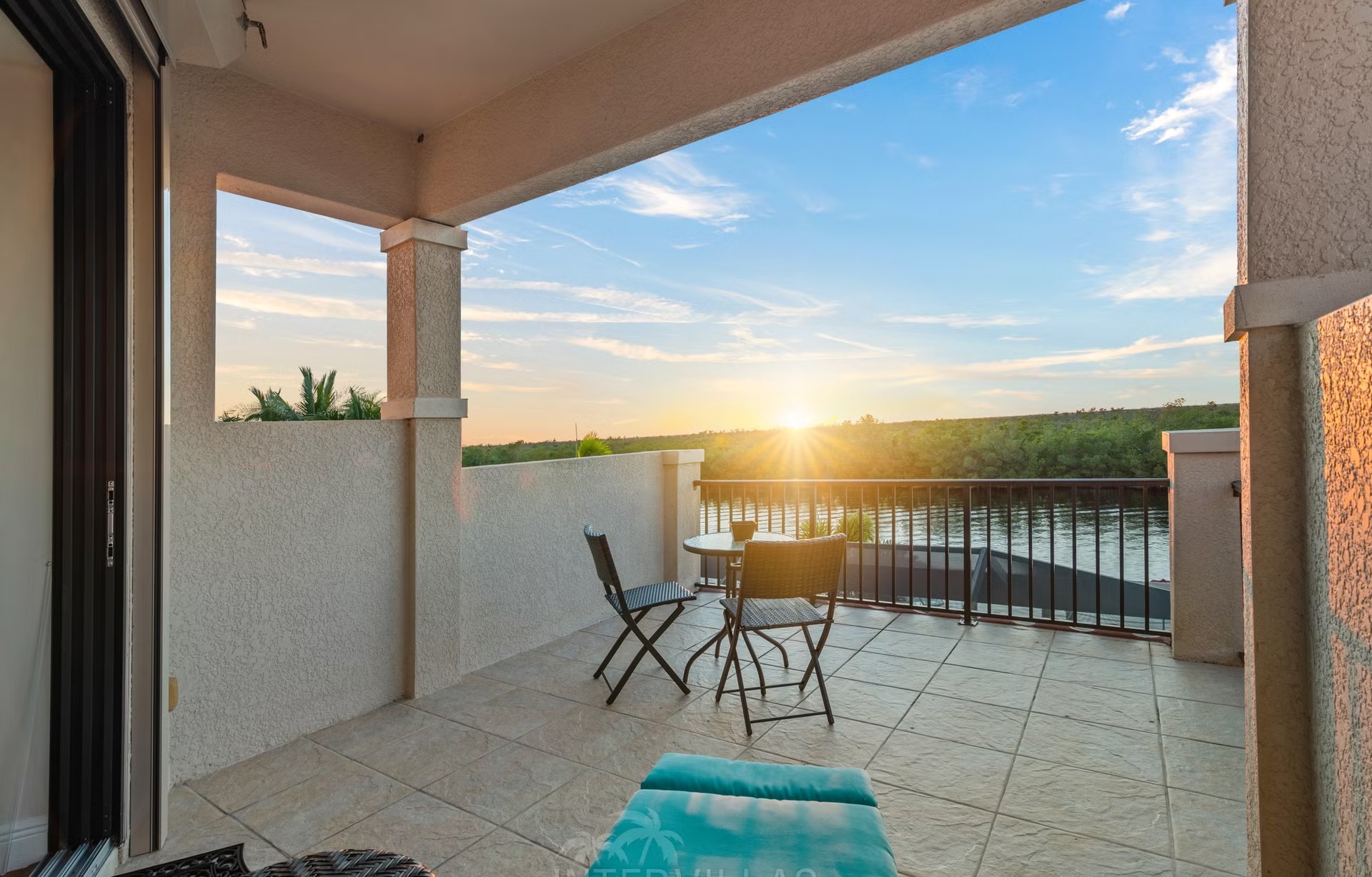 Salzwasserpool mit Spa am Kanal und überdachtem Sitzbereich.