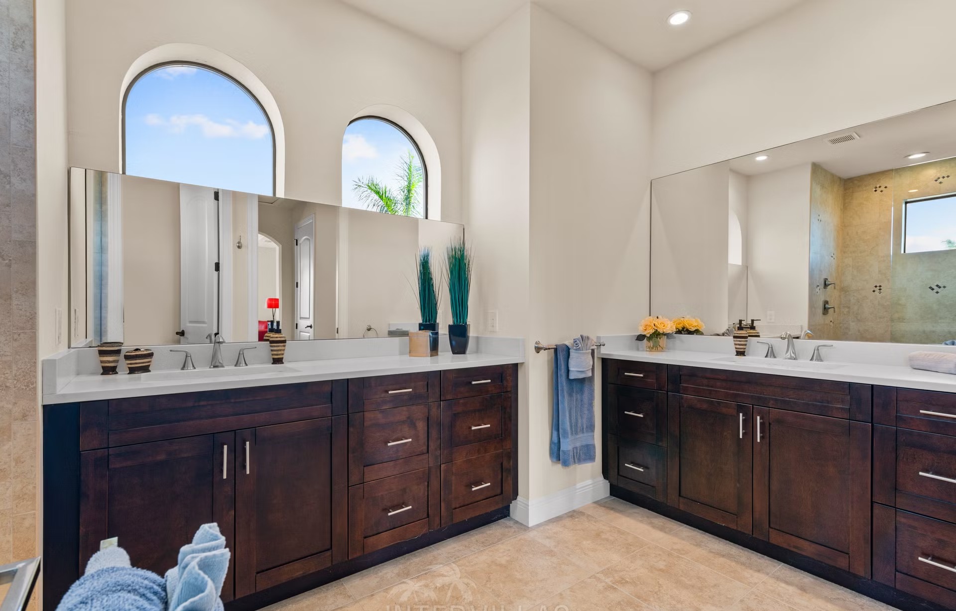 Salzwasserpool mit Spa und Blick auf den Kanal bei Sonnenuntergang.