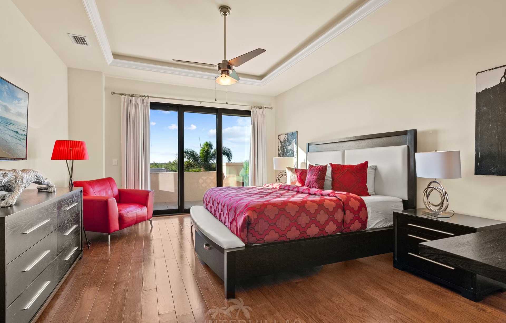 Salzwasserpool mit integriertem Spa am Wasser, mit überdachtem Sitzbereich und Sonnenliegen.